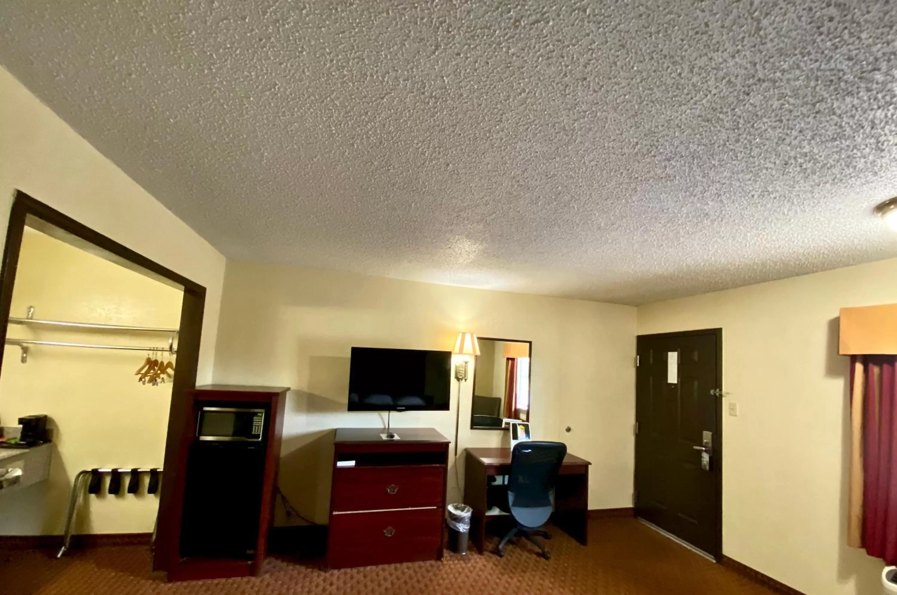 Bedroom, Bed in Super 8 by Wyndham Shawnee