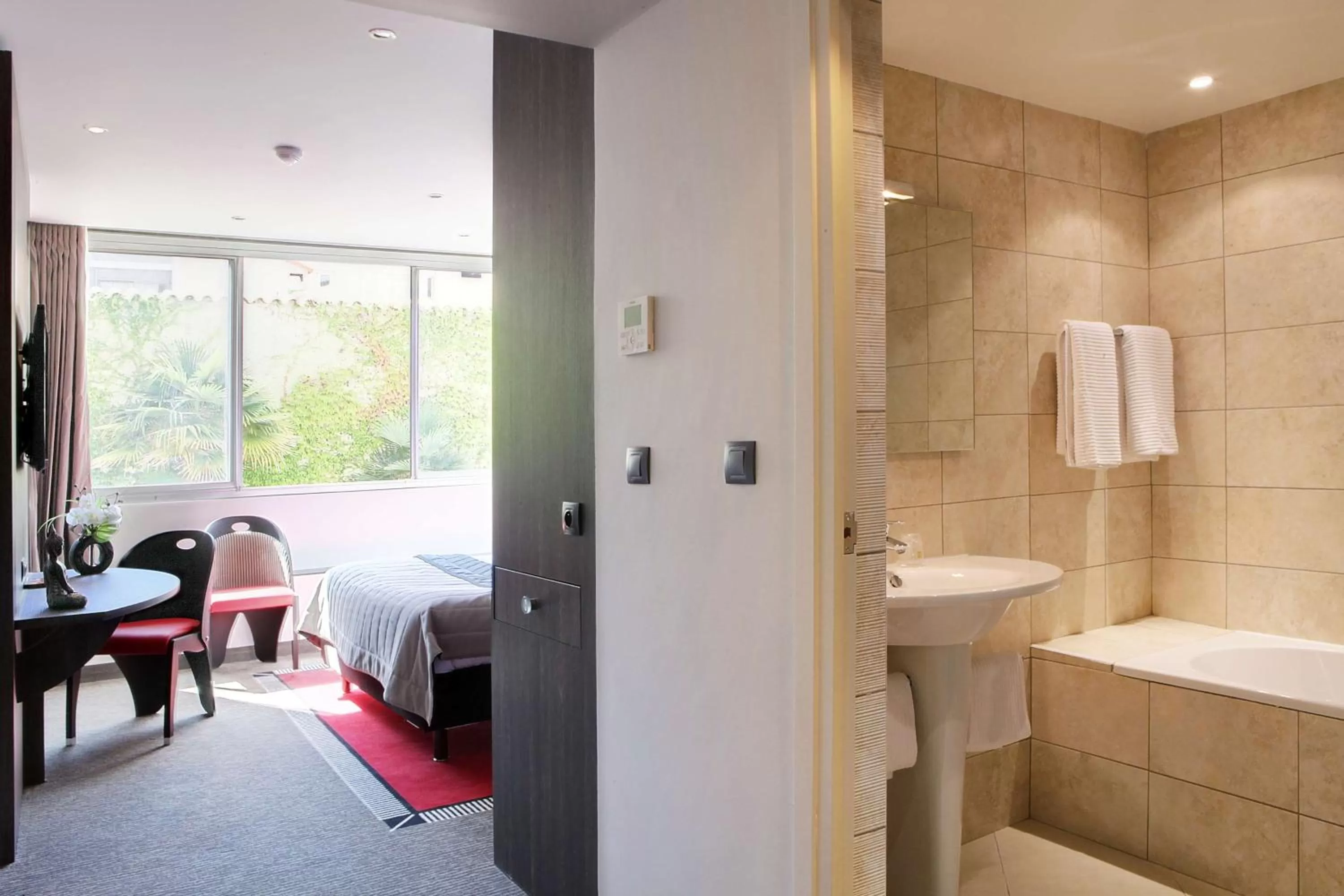 Bed in Best Western Premier Le Patio des Artistes Wellness Jacuzzi