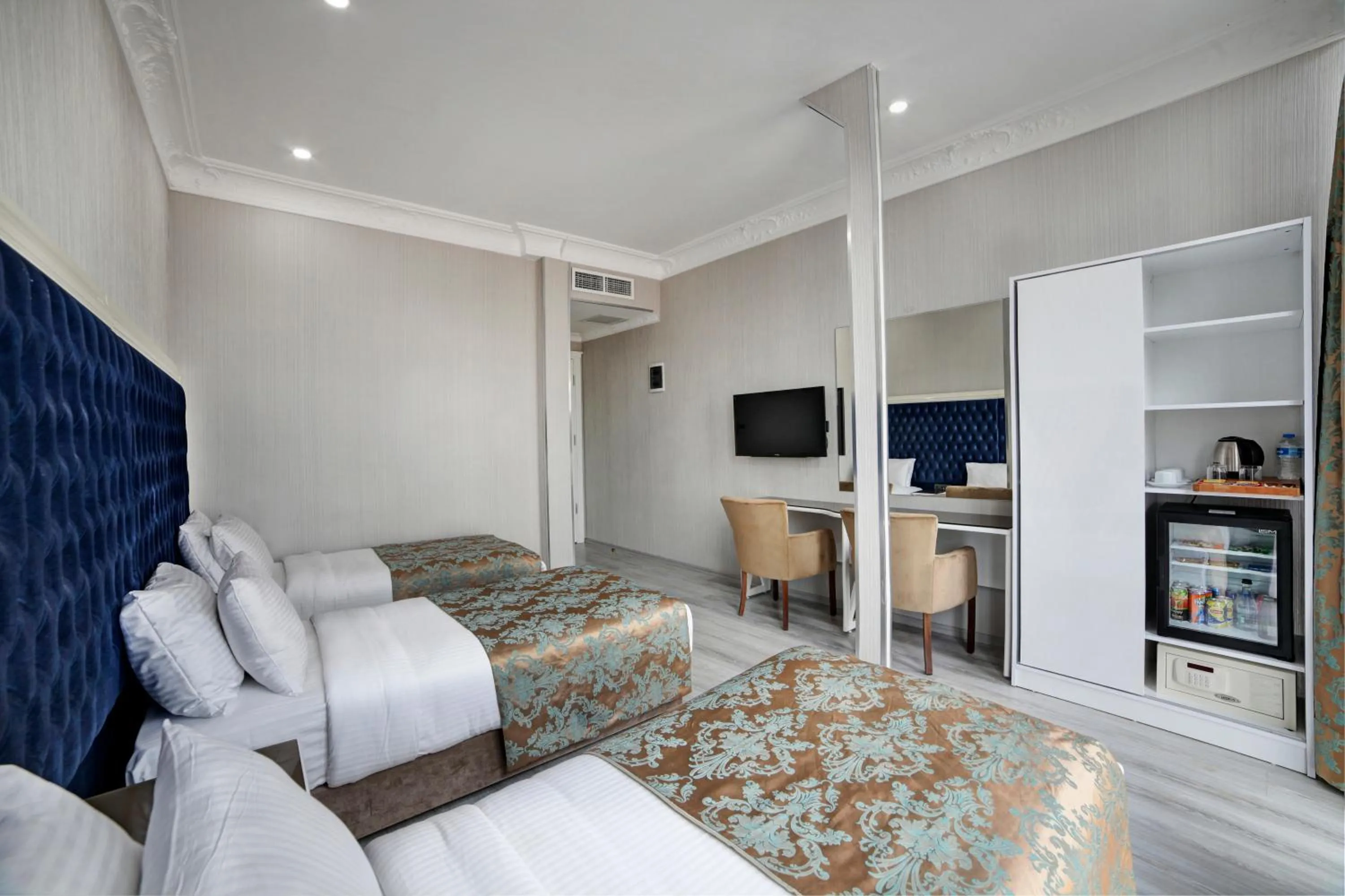 Photo of the whole room, Bed in White Monarch Hotel