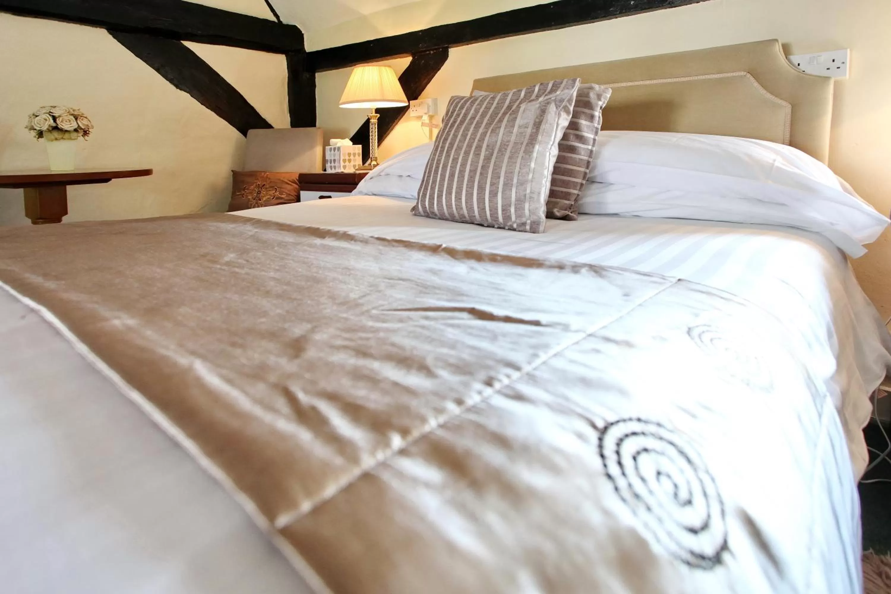 Bedroom, Bed in The Potters Arms