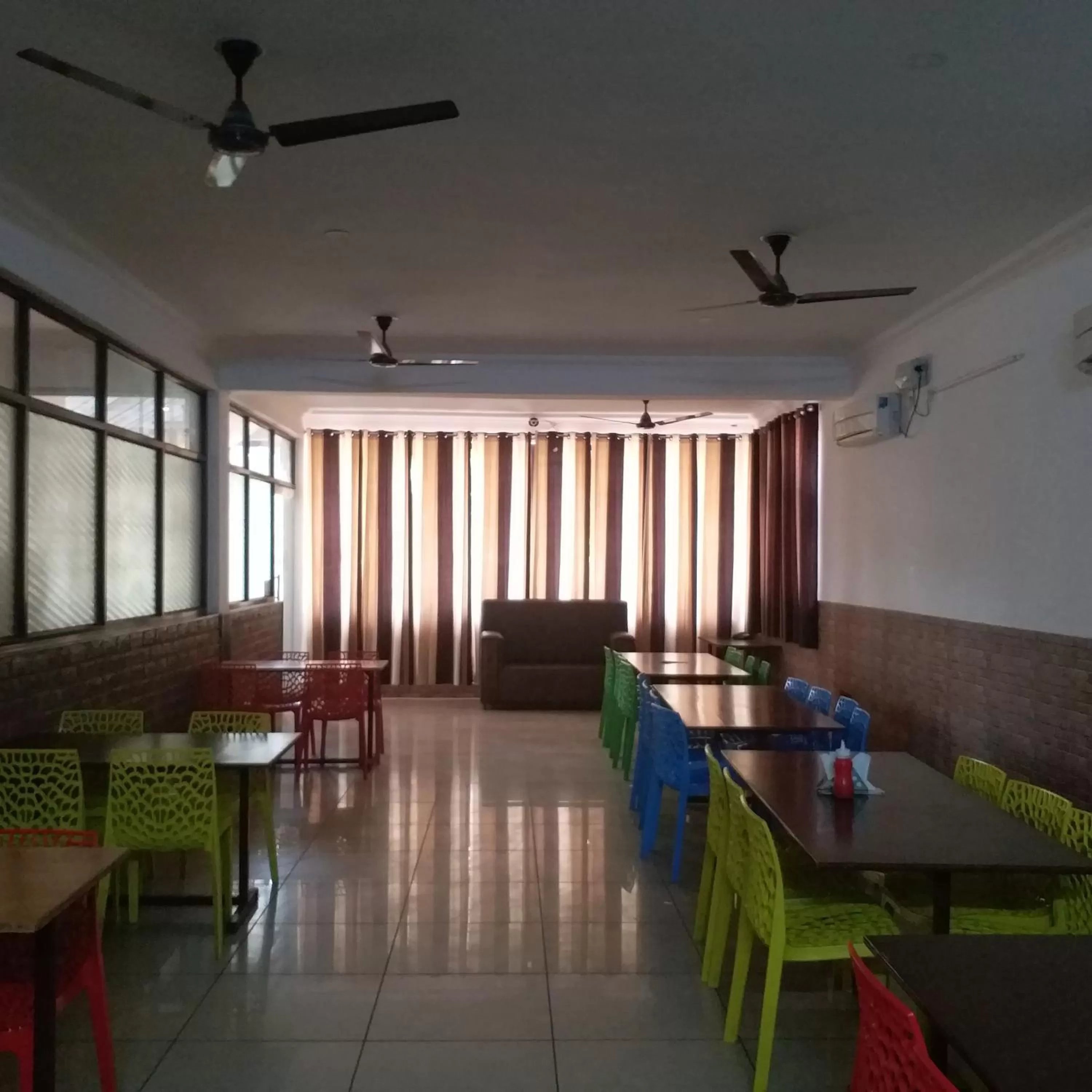 Restaurant/Places to Eat in Krishna Hansraj Hotel