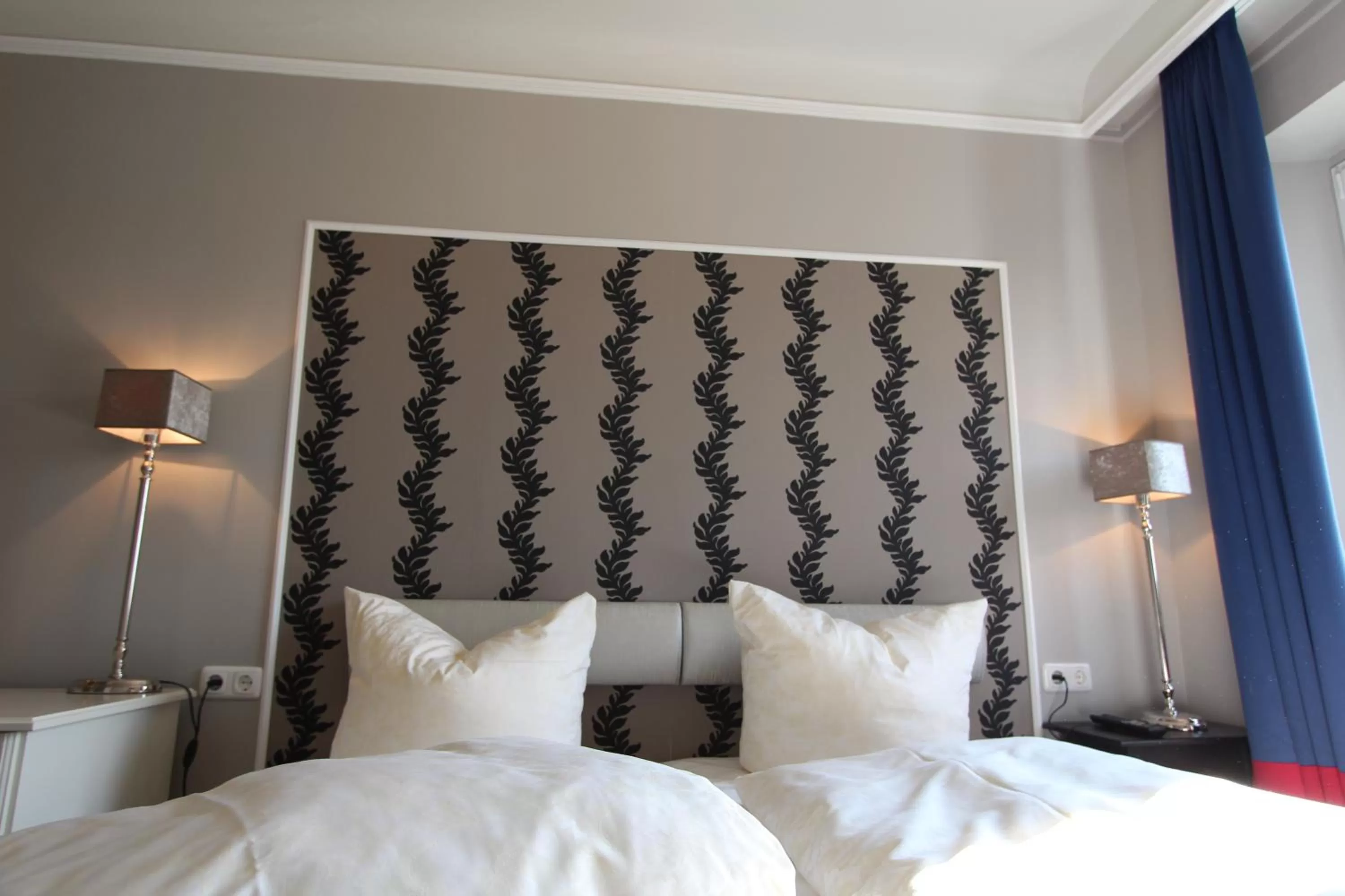 Bed in Historik Hotel Goldener Hirsch Rothenburg