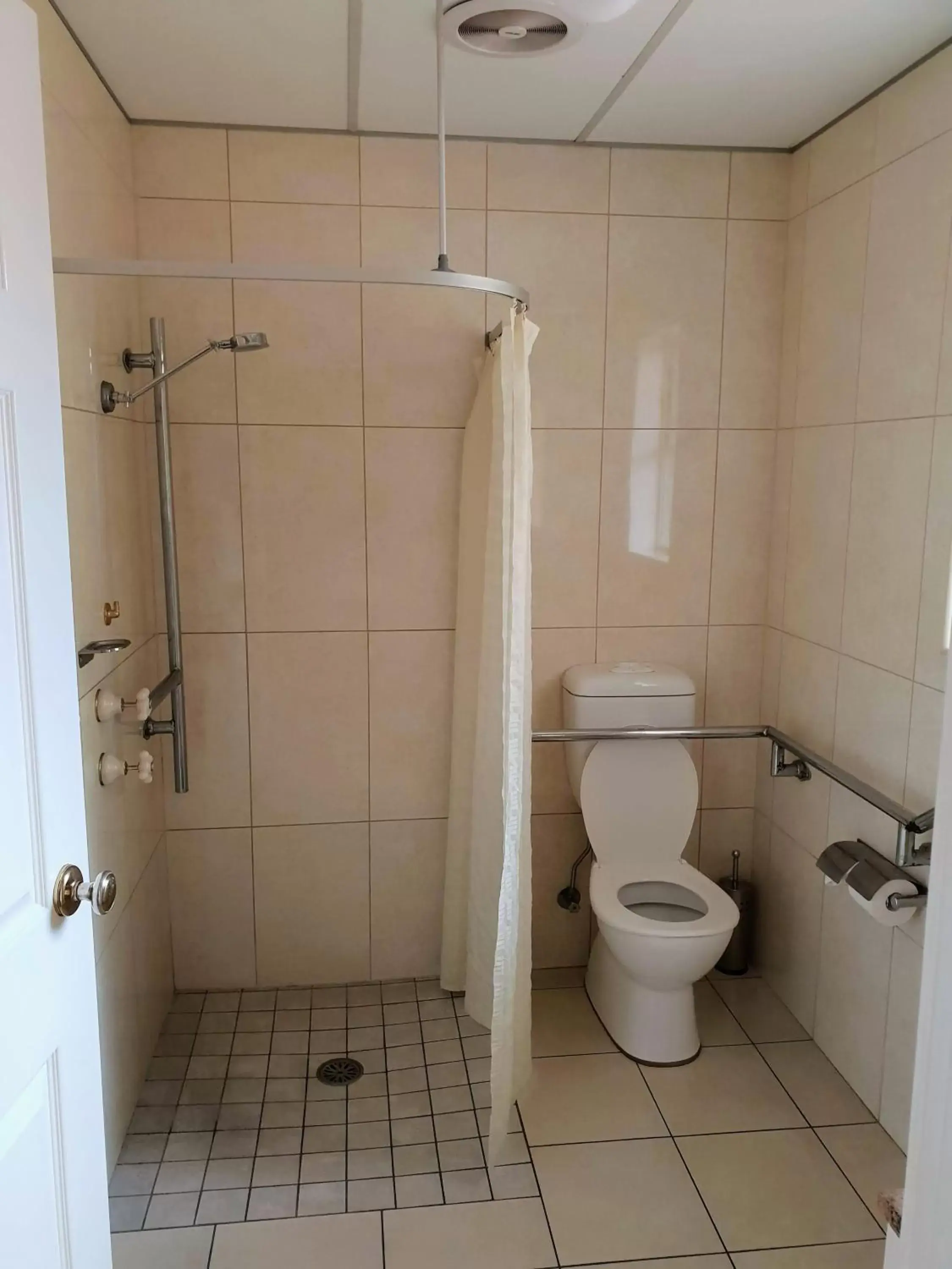 Queen Room - single occupancy - Partial Disability Access in Australian Heritage Motor Inn Queen Room - single occupancy - Partial Disability Access in Australian Heritage Motor Inn