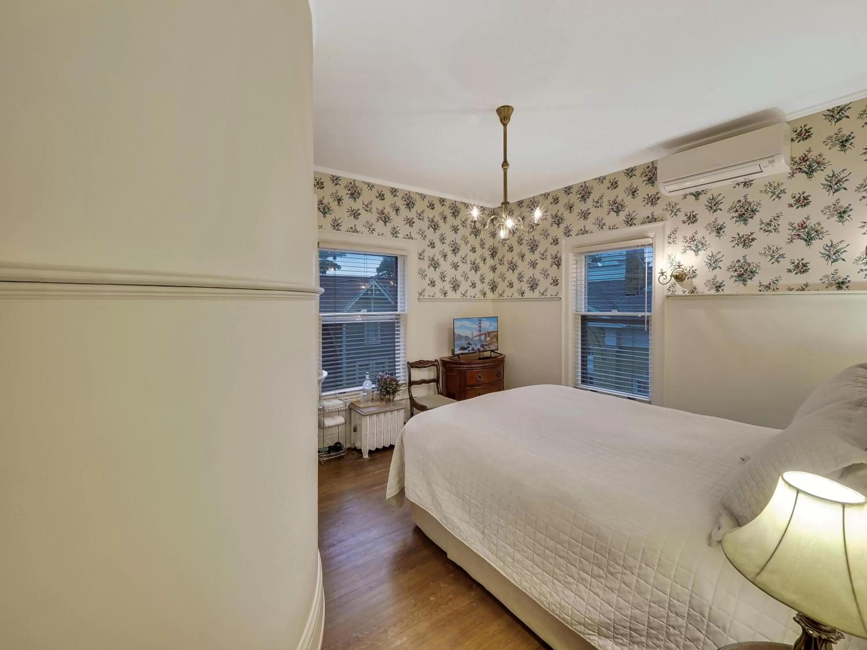 TV and multimedia, Bed in Cartier Mansion