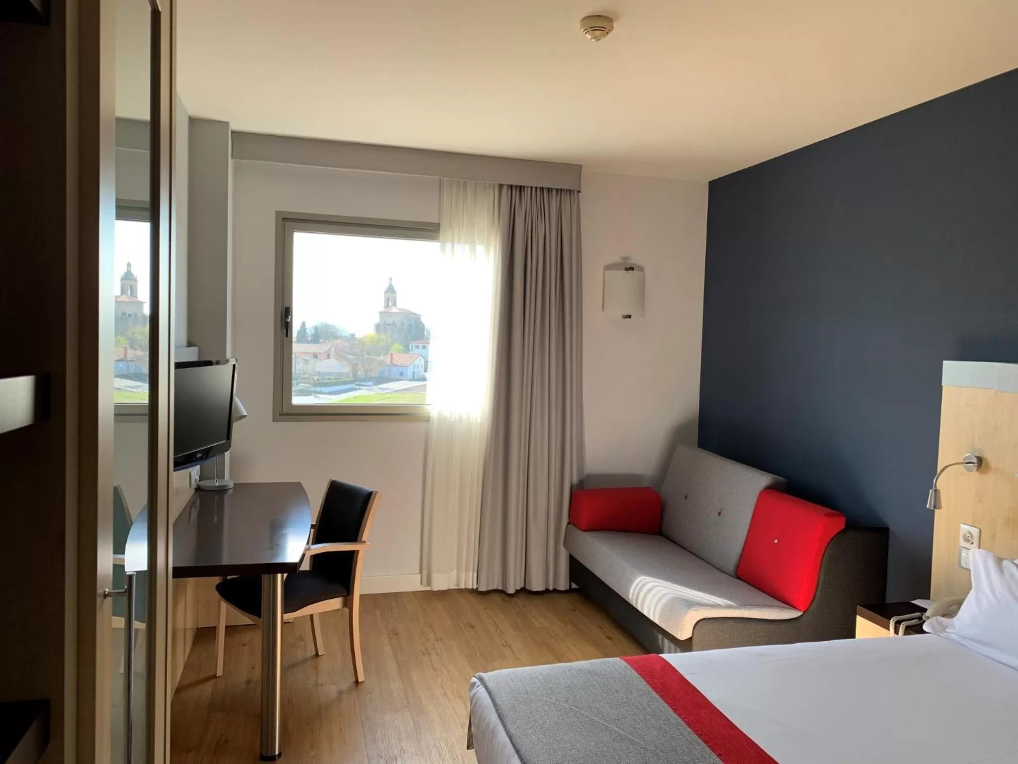 Photo of the whole room, Bed in Holiday Inn Express Vitoria by IHG