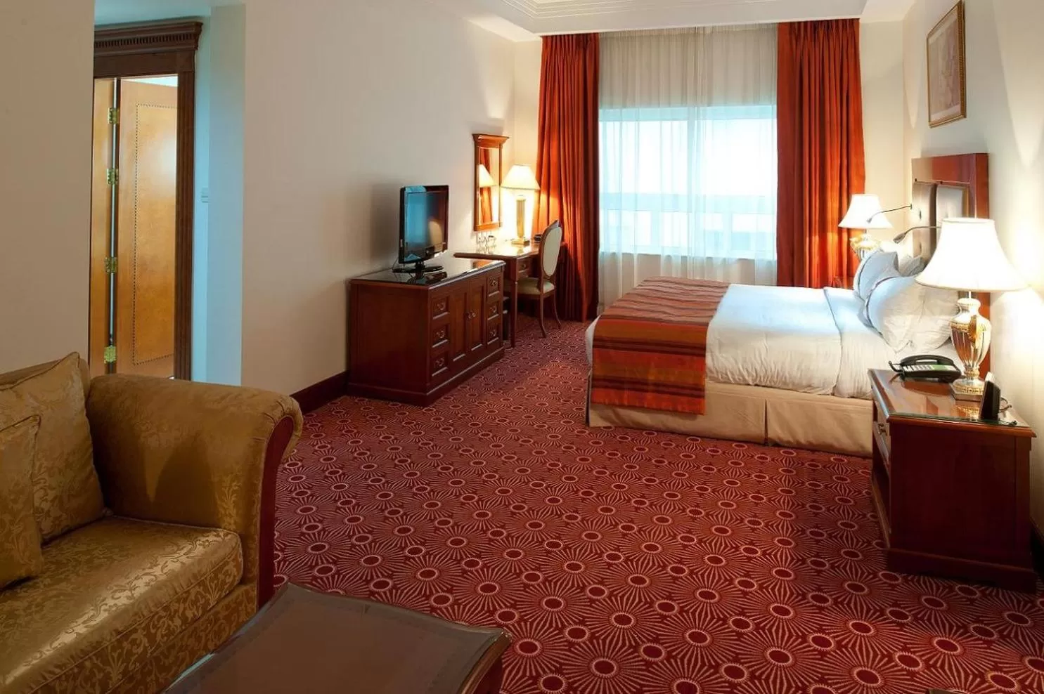 Photo of the whole room, Bed in Sunday Hotel Holiday international Dubai