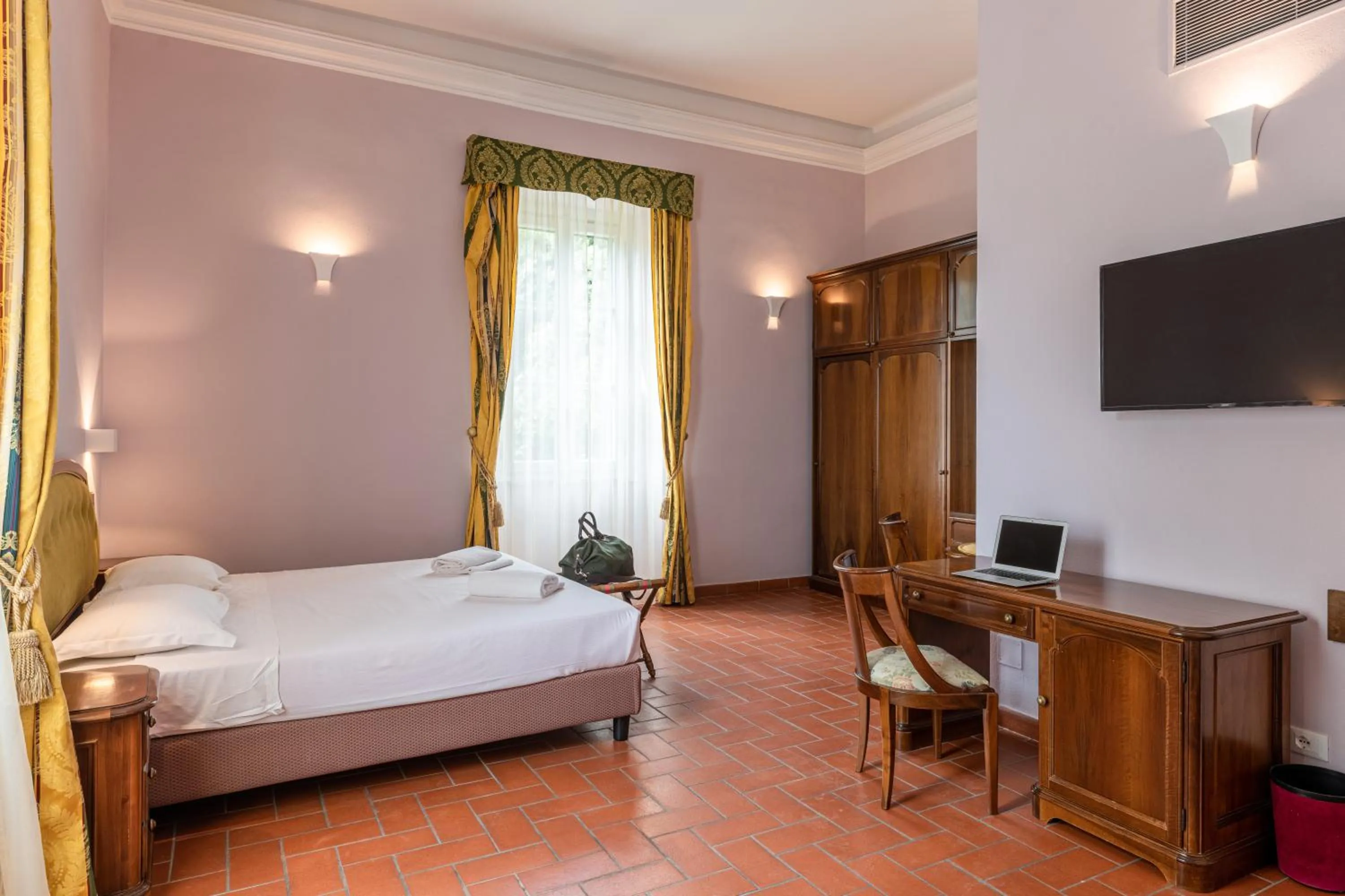 Photo of the whole room, Bed in Hotel Villa San Michele