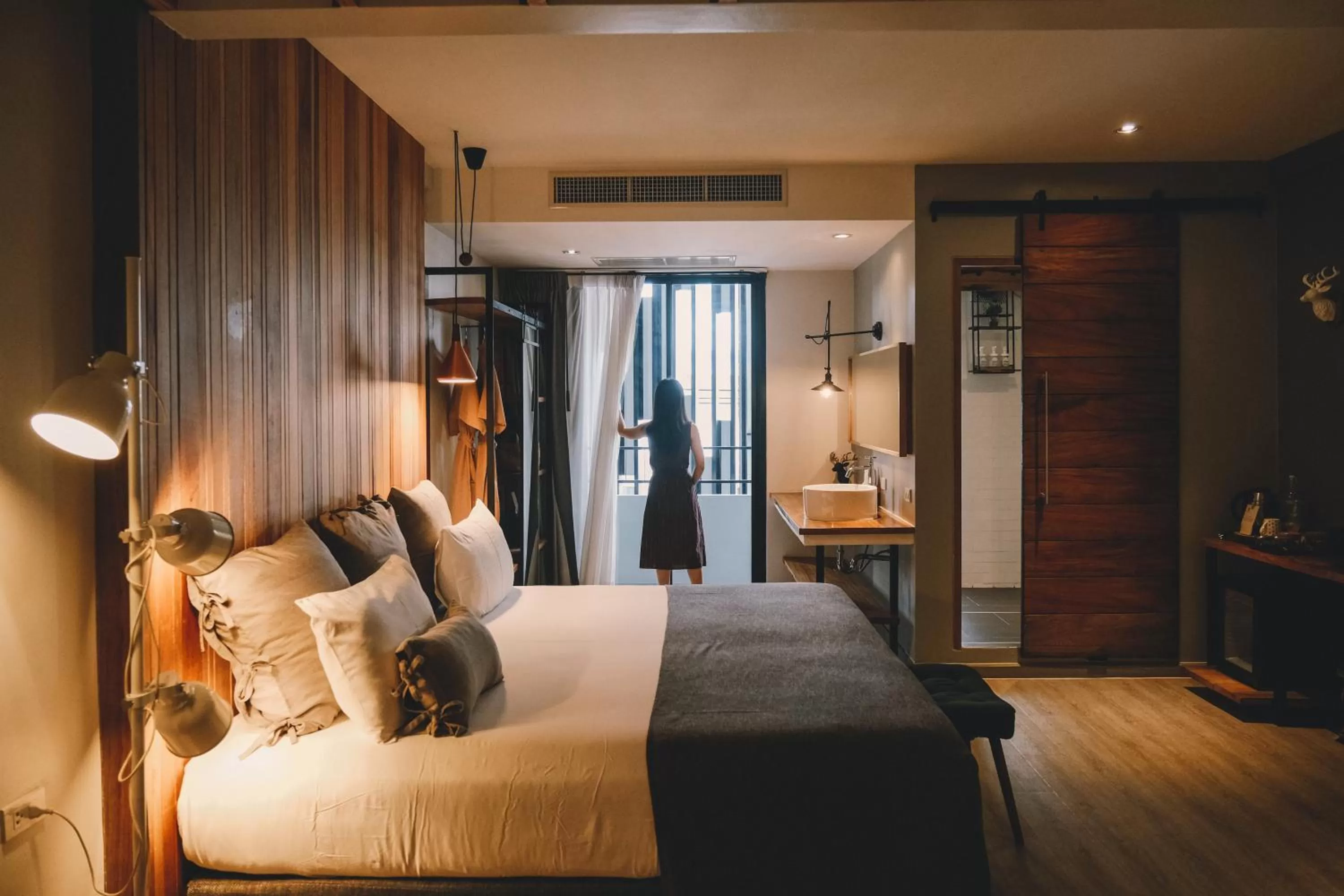 Photo of the whole room, Bed in Family Tree Hotel