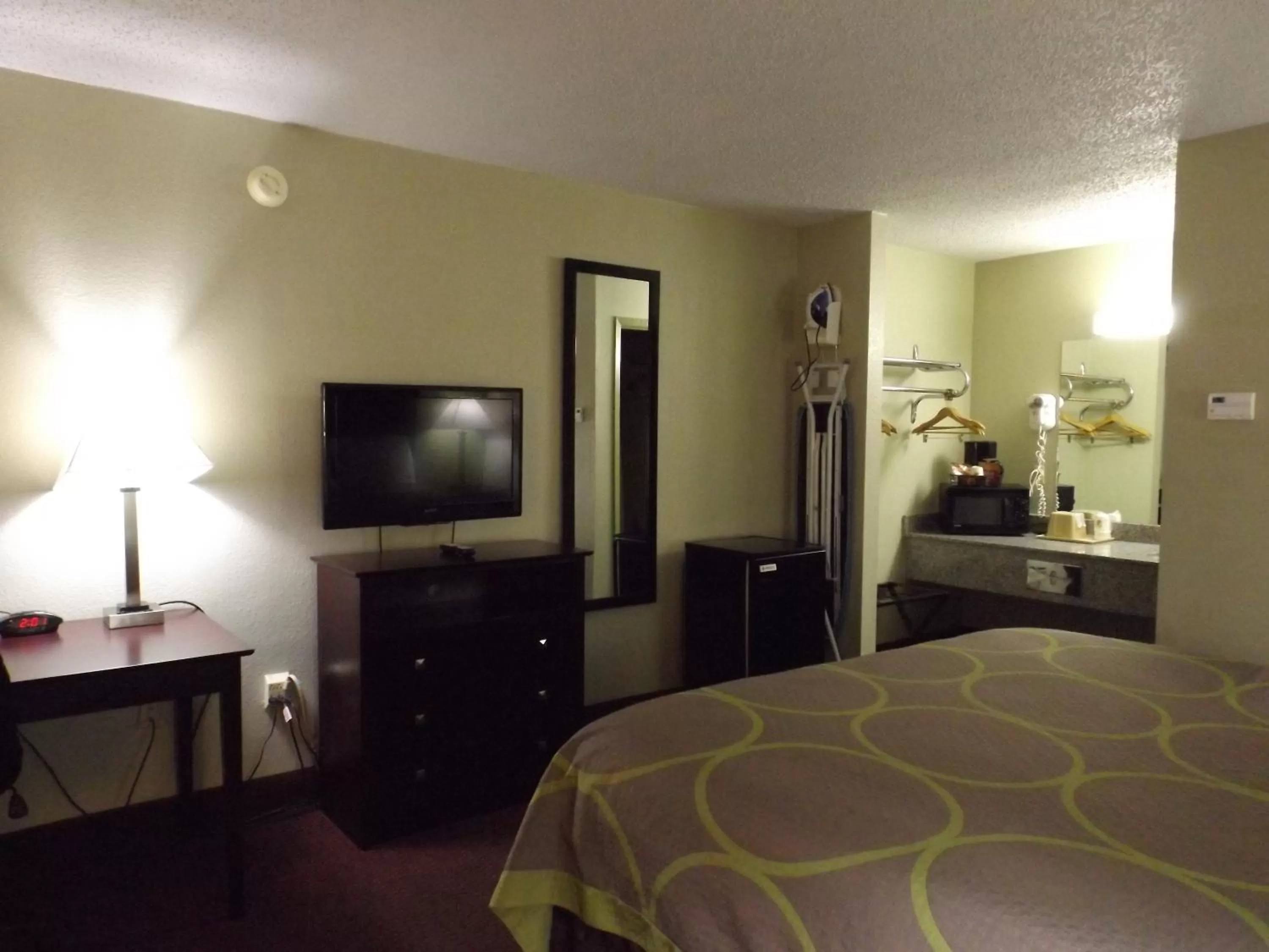 TV and multimedia, Bed in Super 8 by Wyndham Monticello AR
