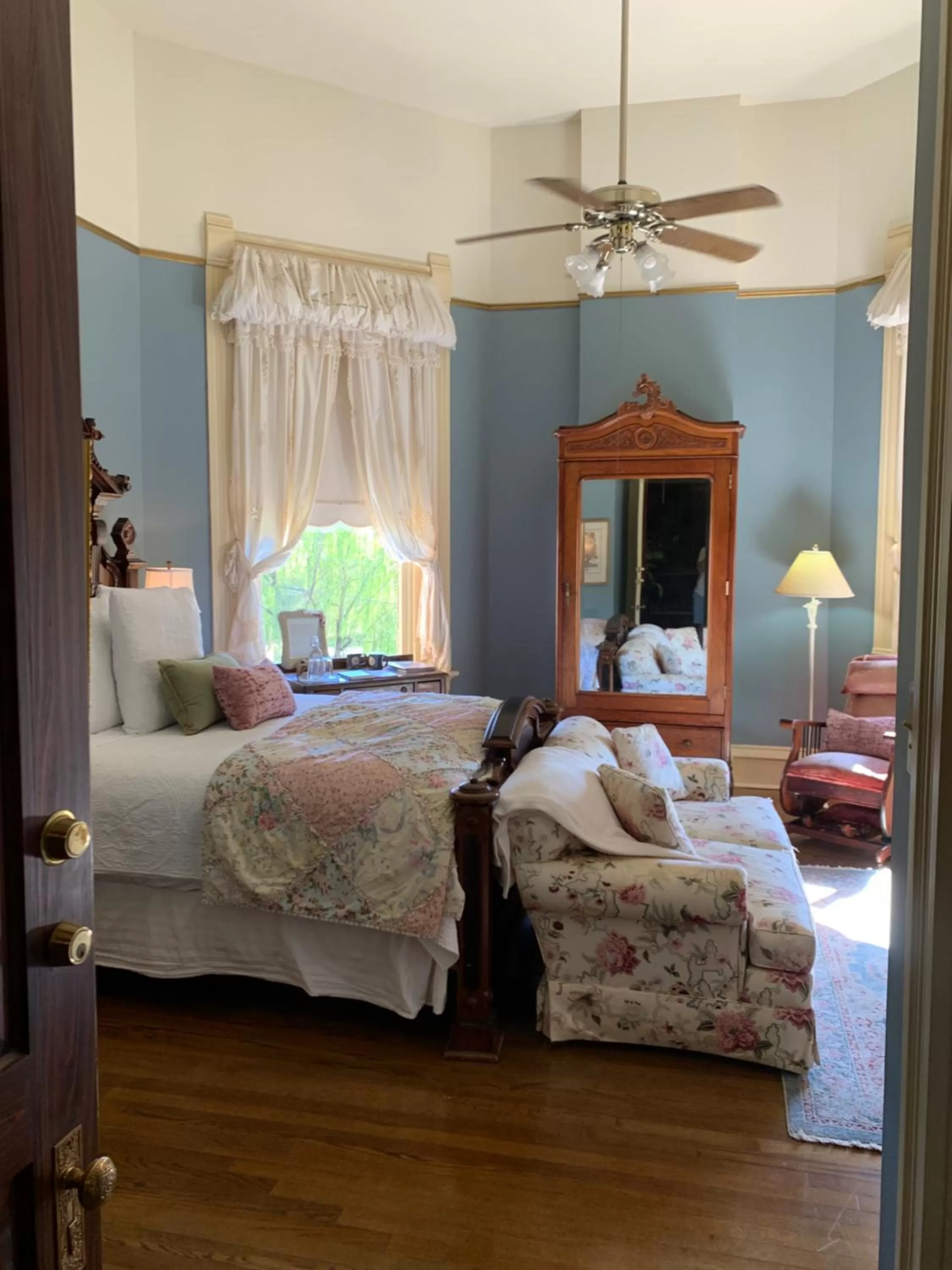 Miss Eliza Queen Room in The Empress of Little Rock