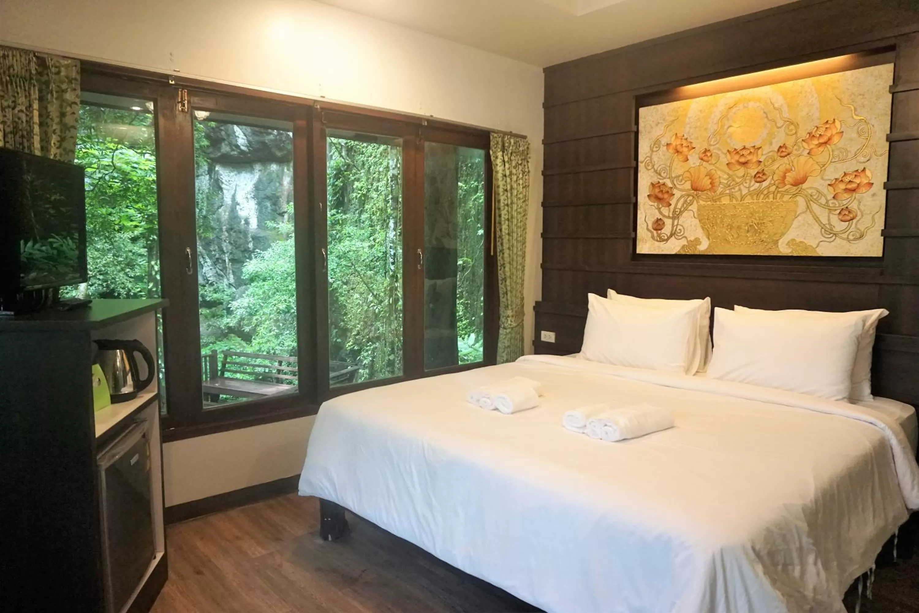 Photo of the whole room, Bed in Rock and Tree House Resort