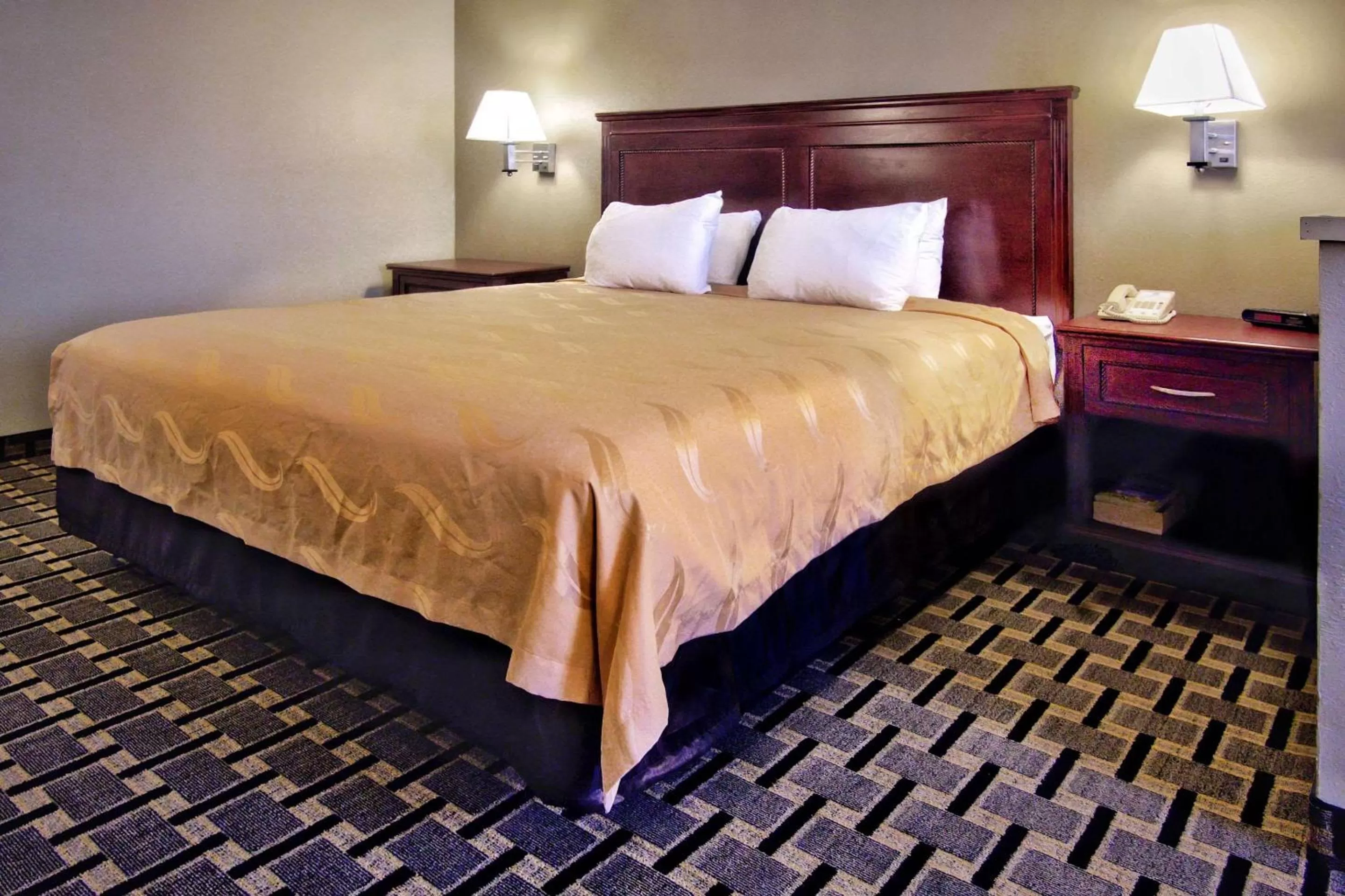 Photo of the whole room, Bed in Quality Inn Moore - Oklahoma City