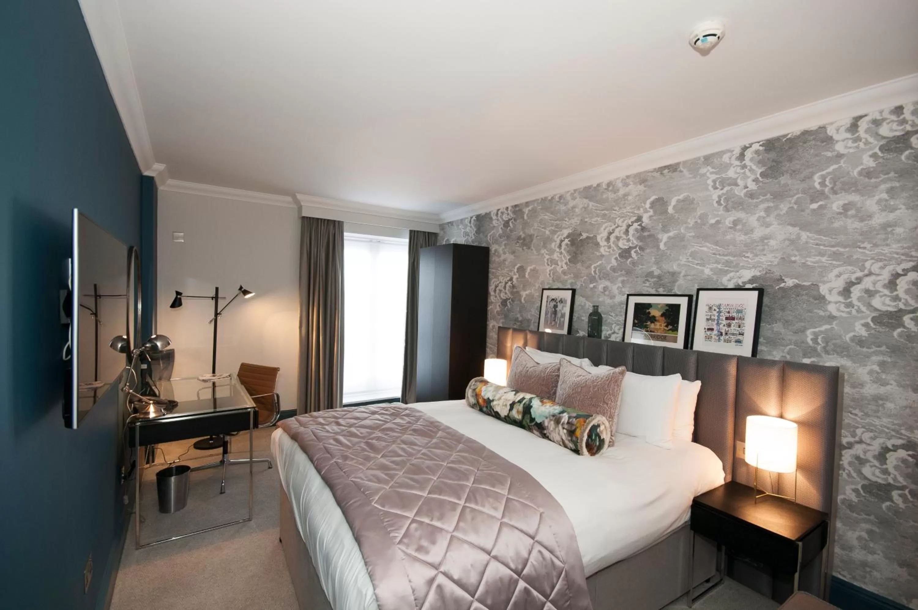 Photo of the whole room, Bed in Gonville Hotel