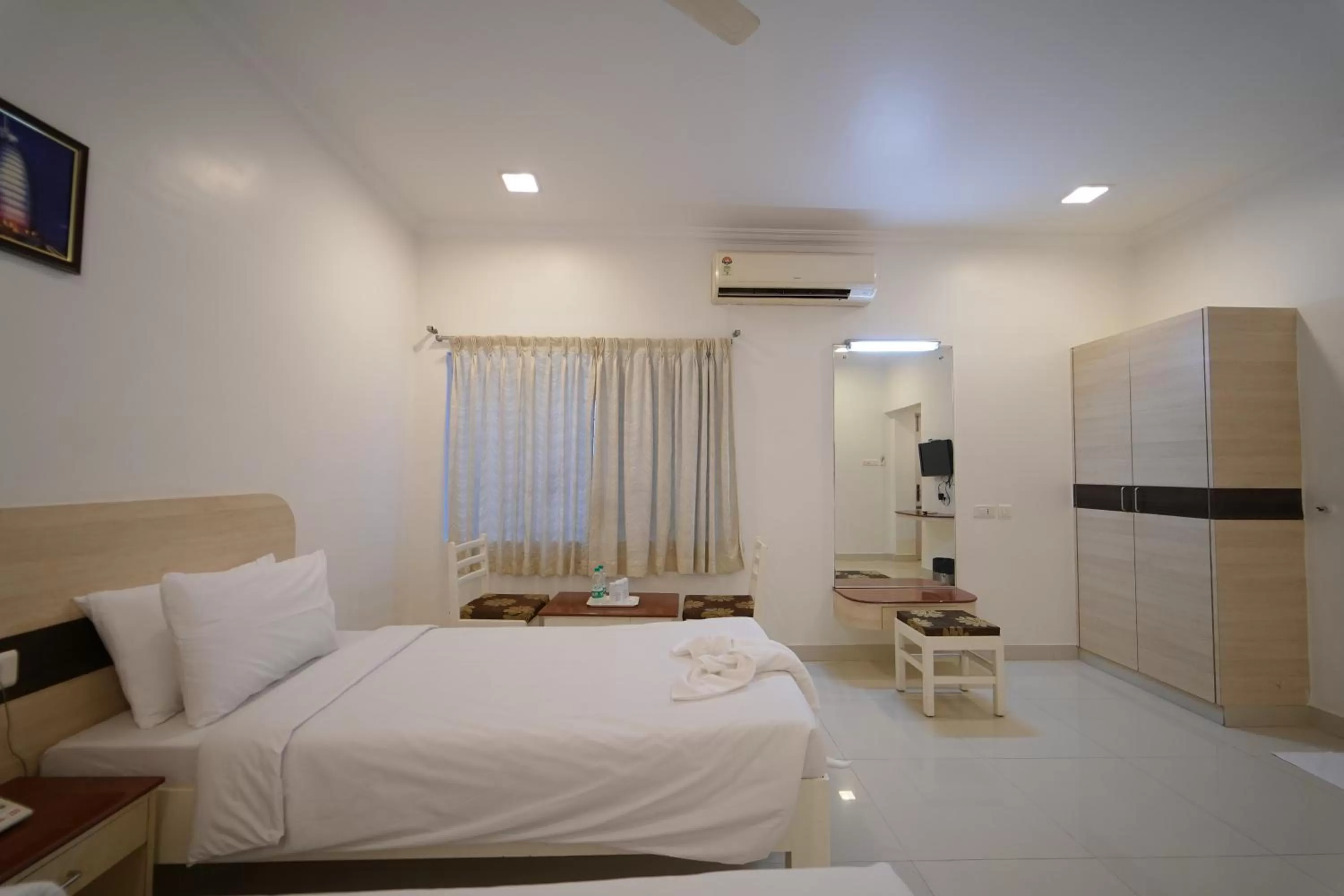 Bed in Hotel Palmyra Grand Inn