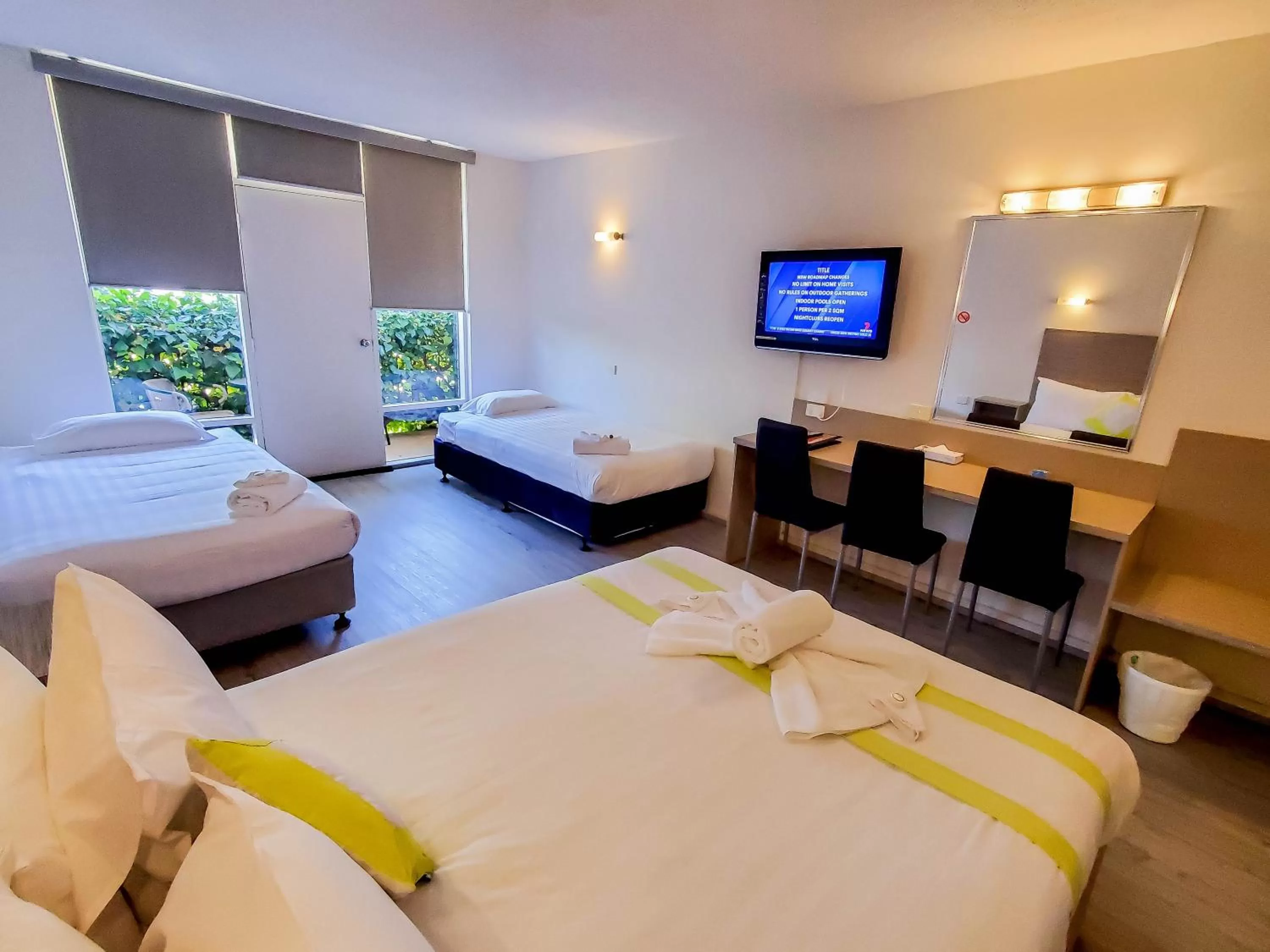 Photo of the whole room, Bed in Sandors Motor Inn