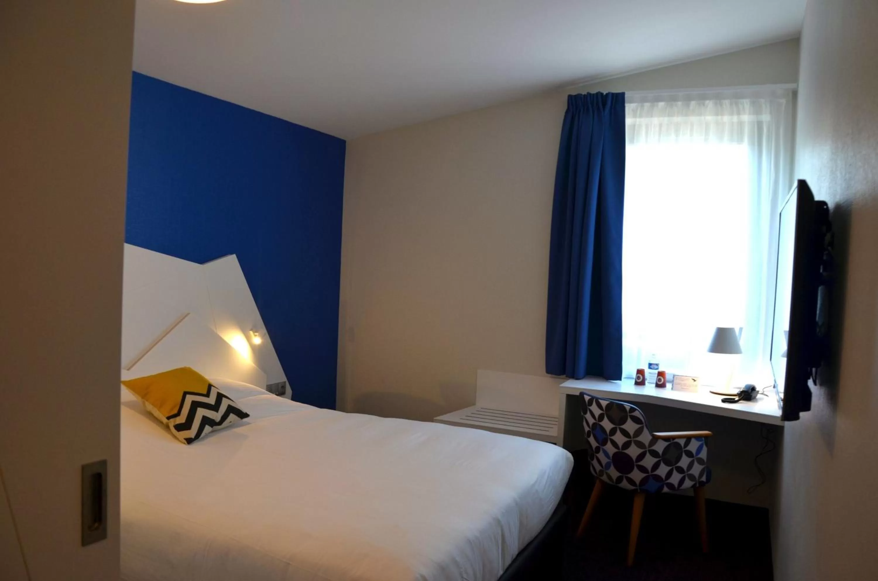 Bedroom, Bed in Hôtel ORIGAMI