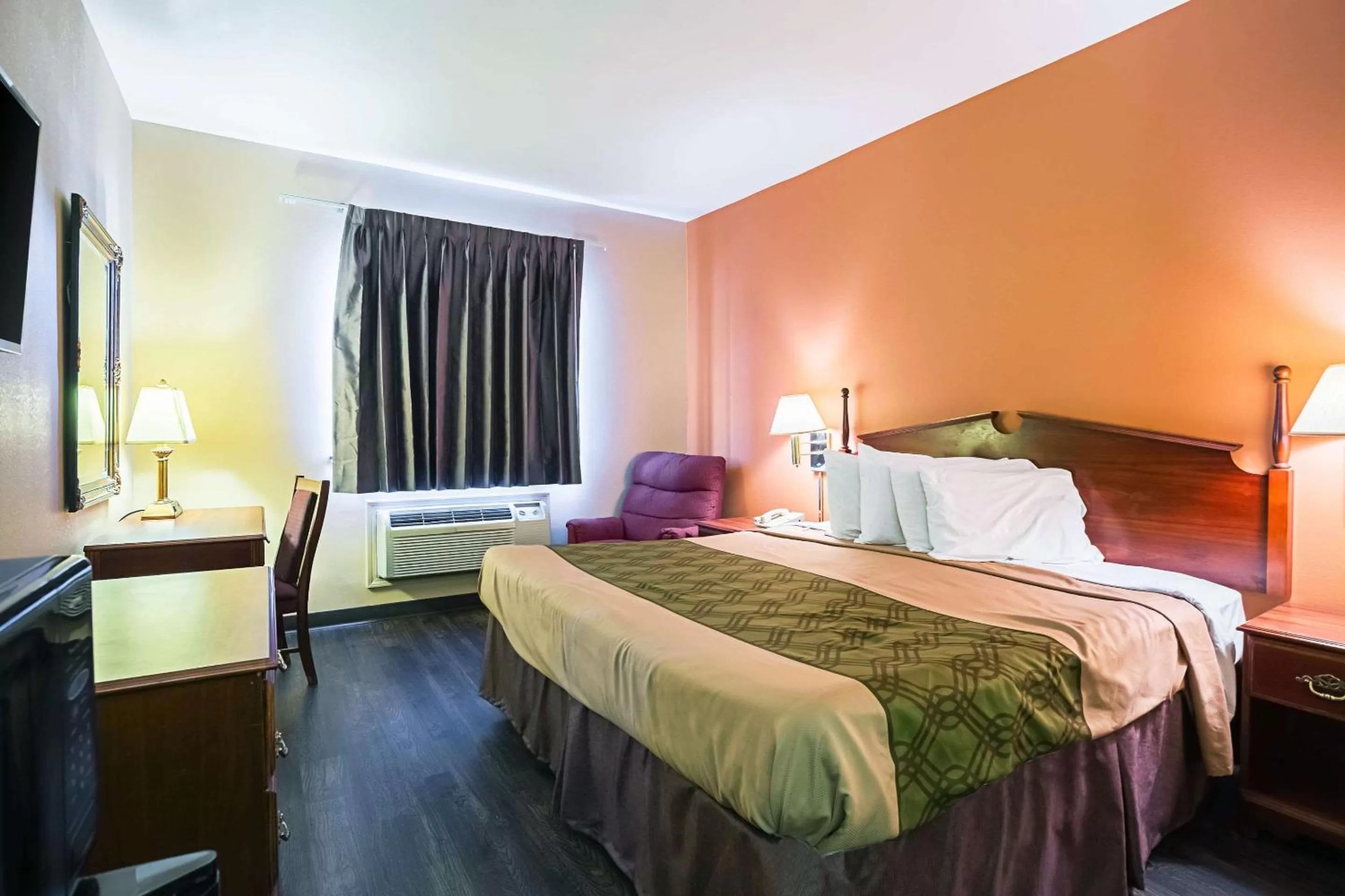 Photo of the whole room, Bed in Econo Lodge Inn & Suites Ripley