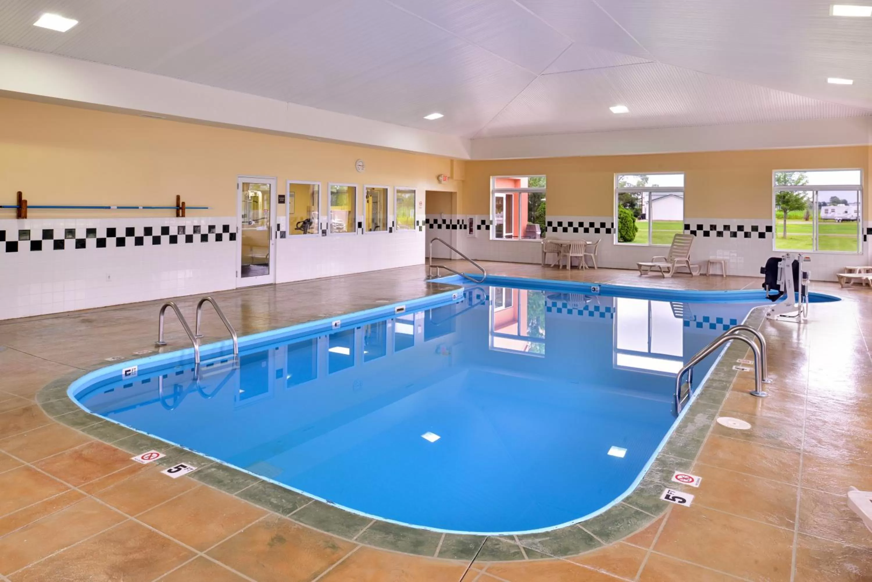 Swimming pool in Red Roof Inn Clyde
