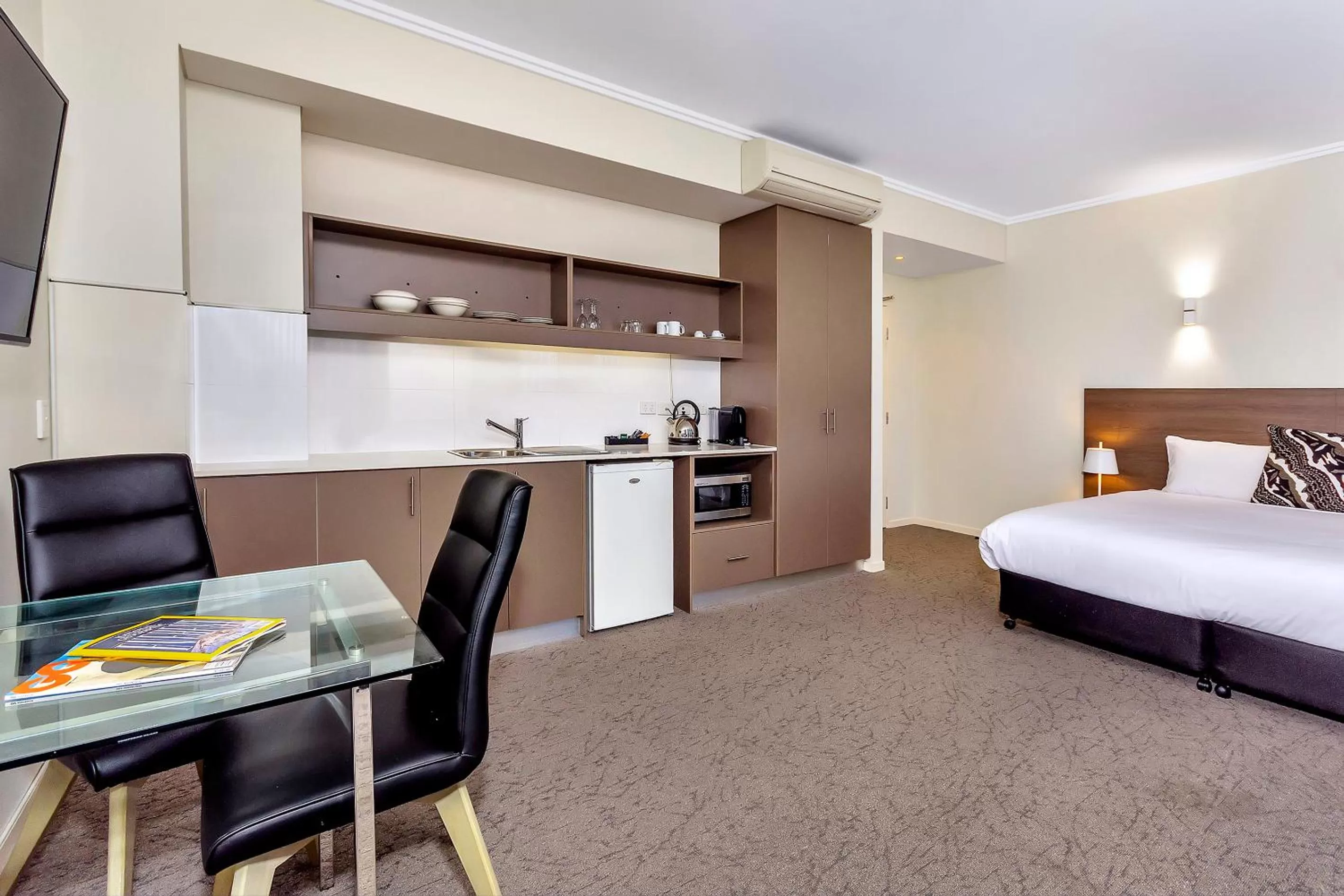 TV and multimedia, Bed in New Haus by Hougoumont Hotel, former Bannister 22