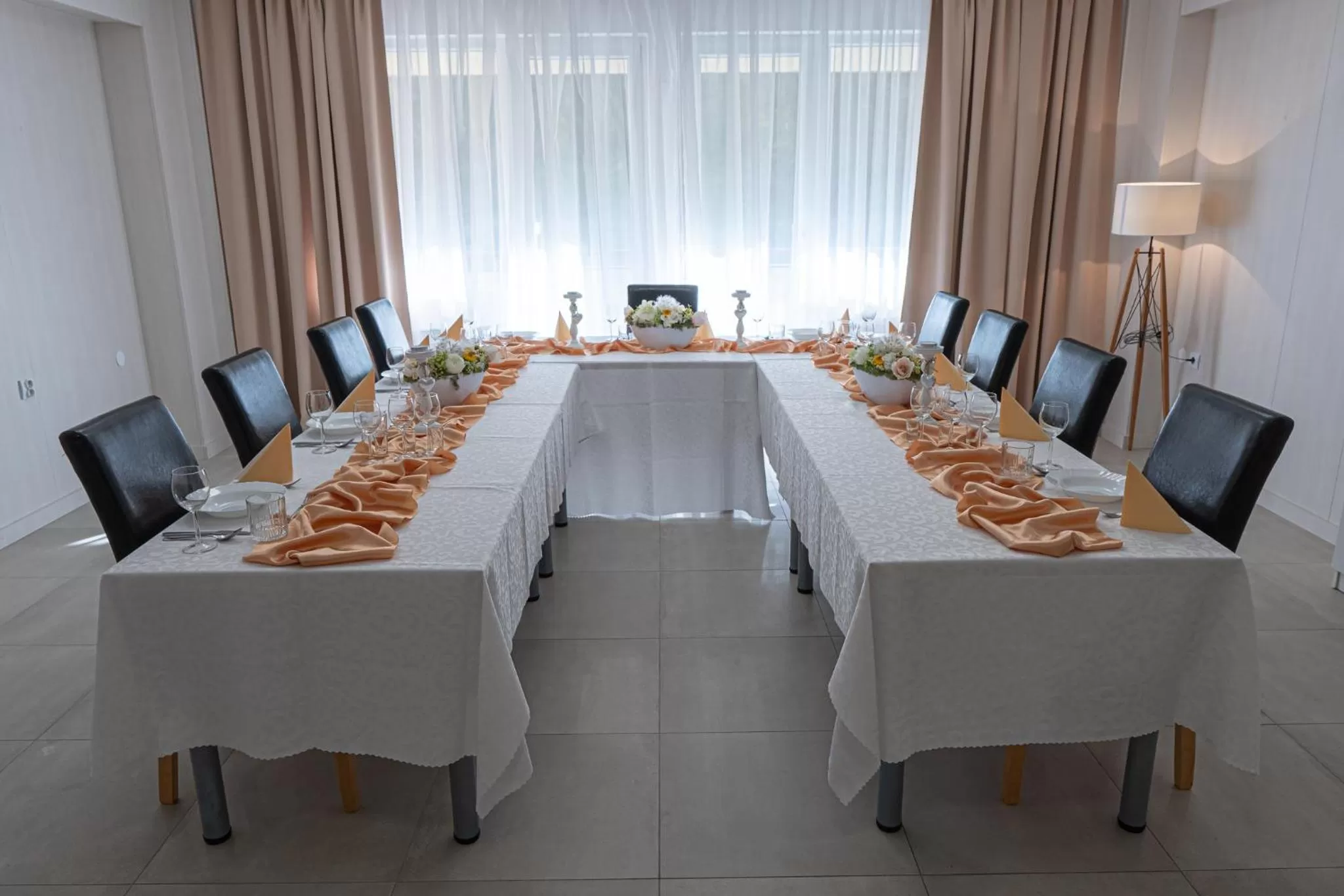 Restaurant/places to eat, Banquet Facilities in Hotel Garni