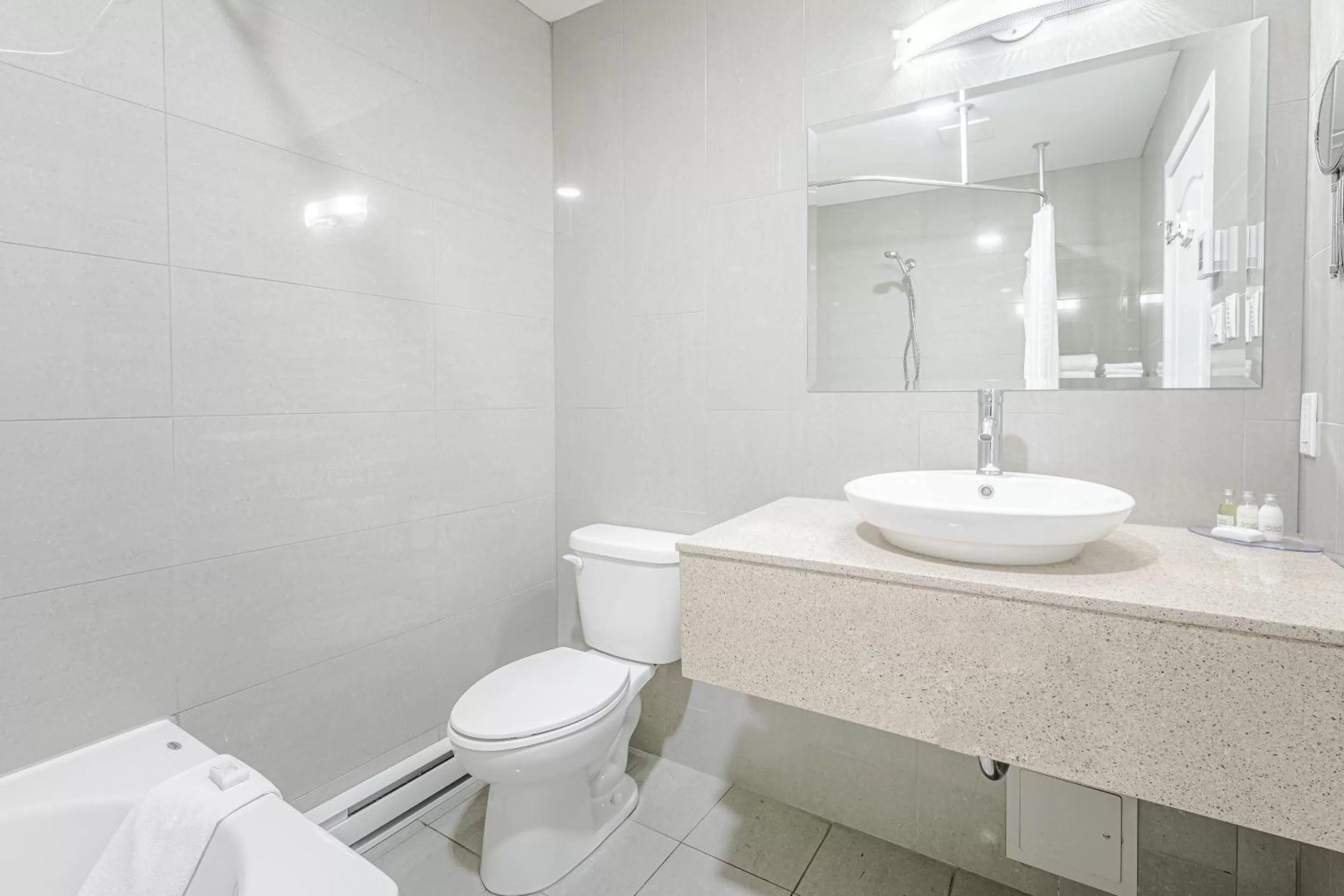 Shower in Hotel Montfort