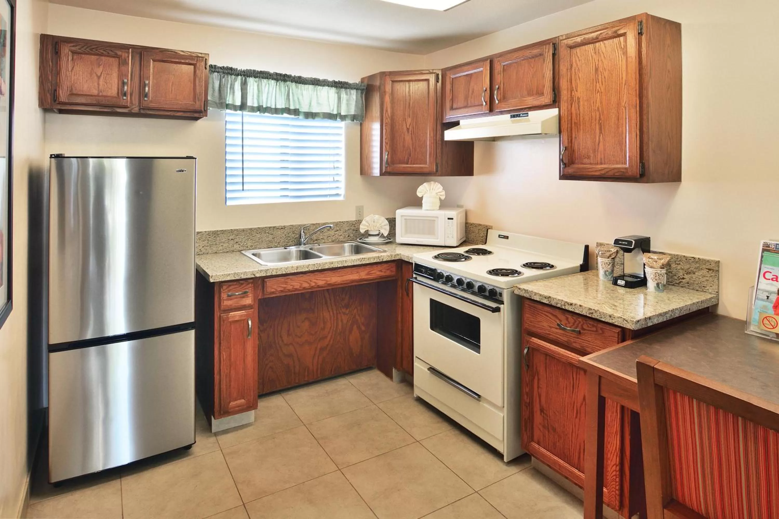 kitchen in Lamplighter Inn & Suites at SDSU