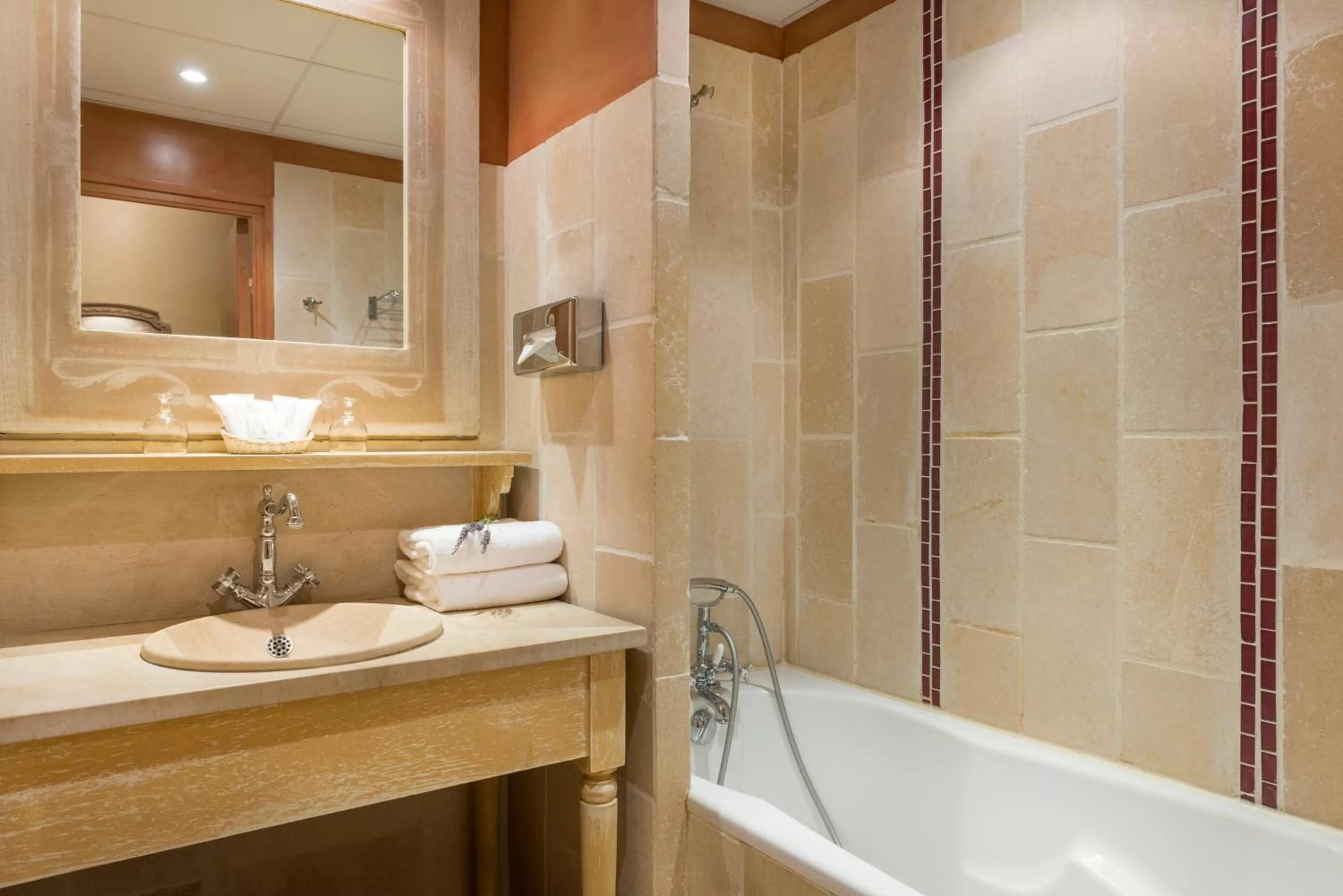 Bathroom in Hôtel Aux Vieux Remparts