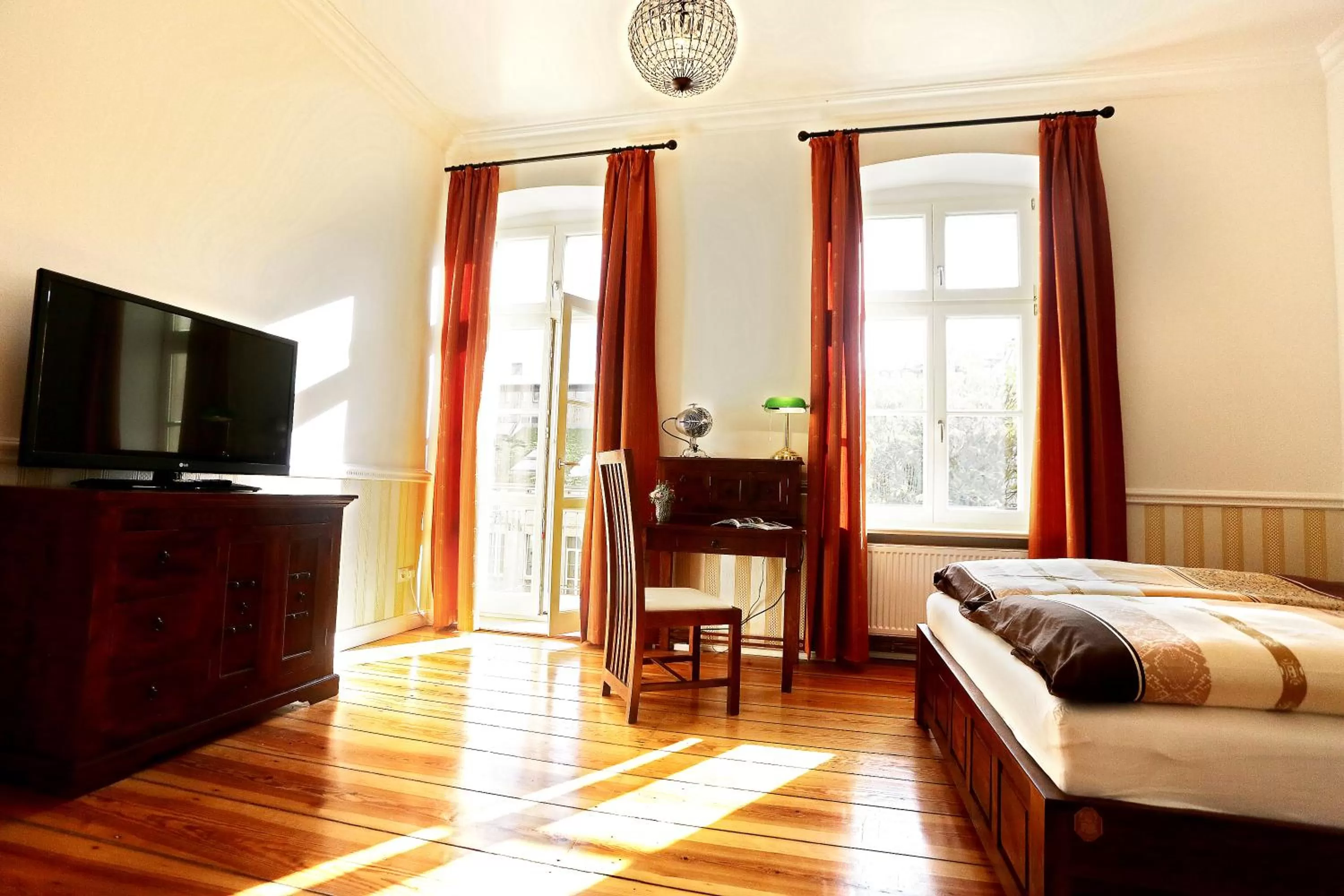 TV and multimedia, Bed in Garden Living - Boutique Hotel