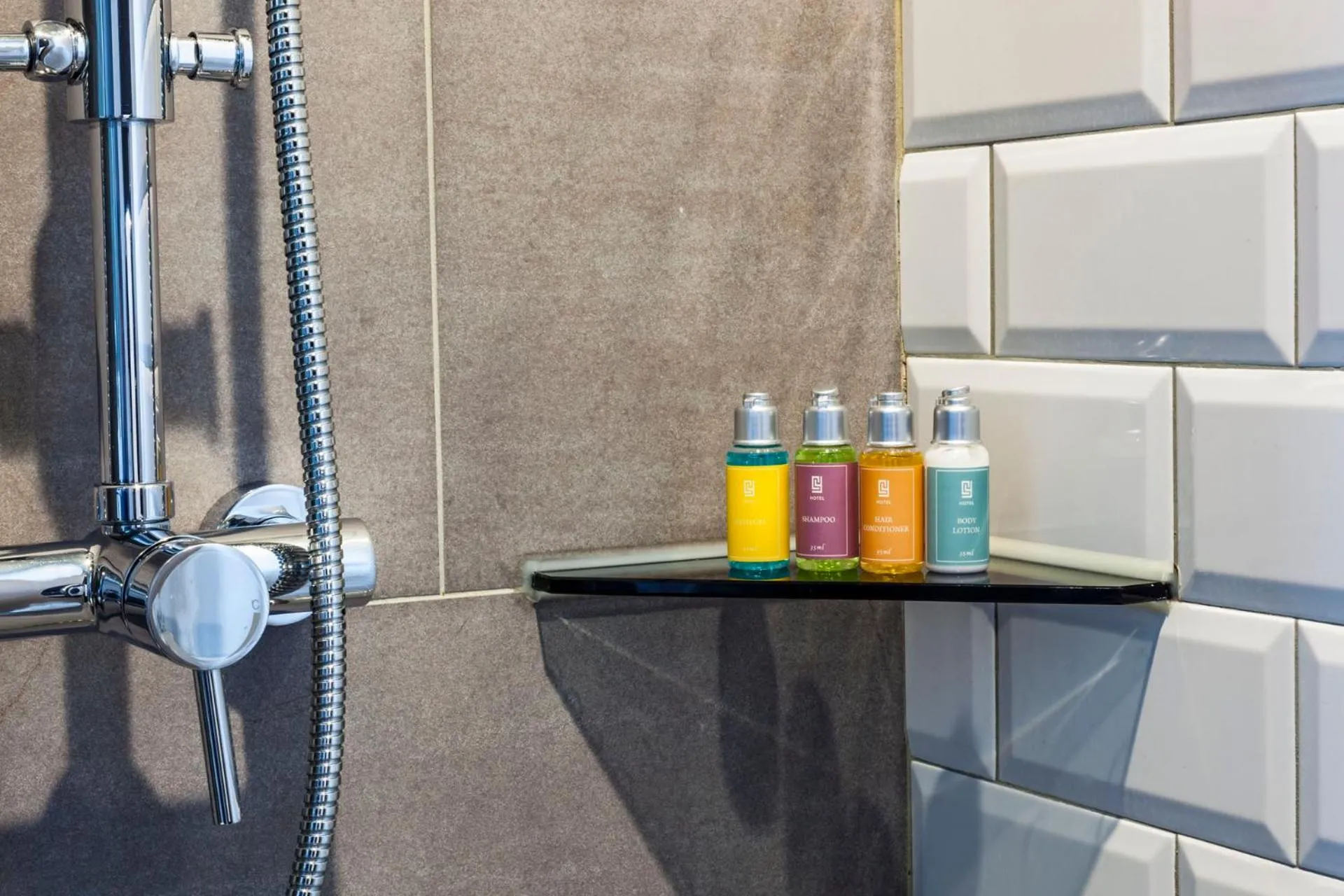 Shower in Changyu Hotel