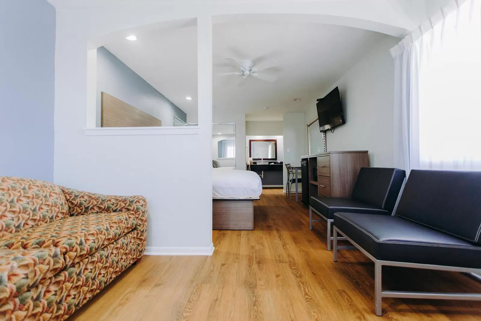 Seating area in Scottish Inn & Suites - Kemah Boardwalk