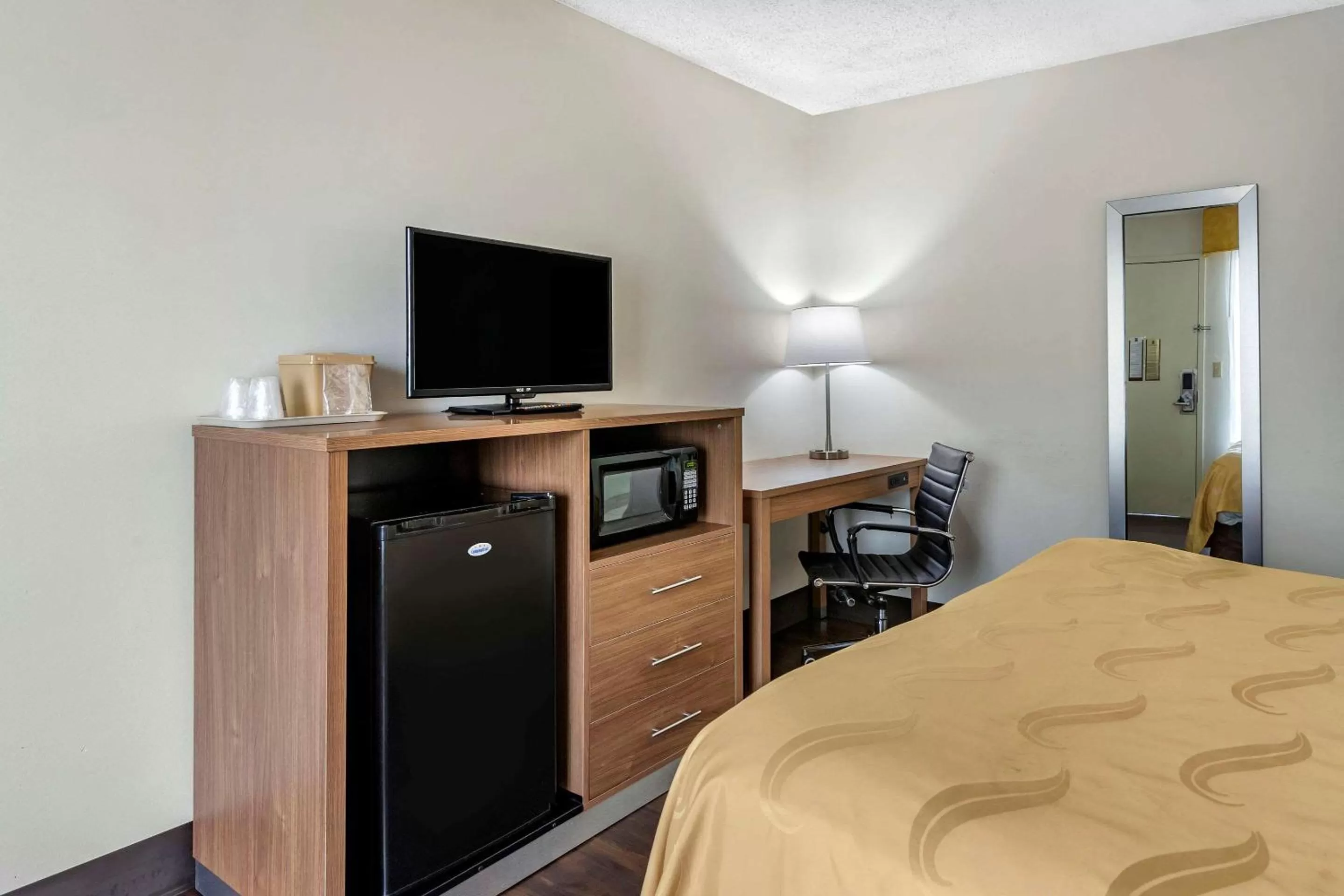 Photo of the whole room, Bed in Quality Inn Brunswick