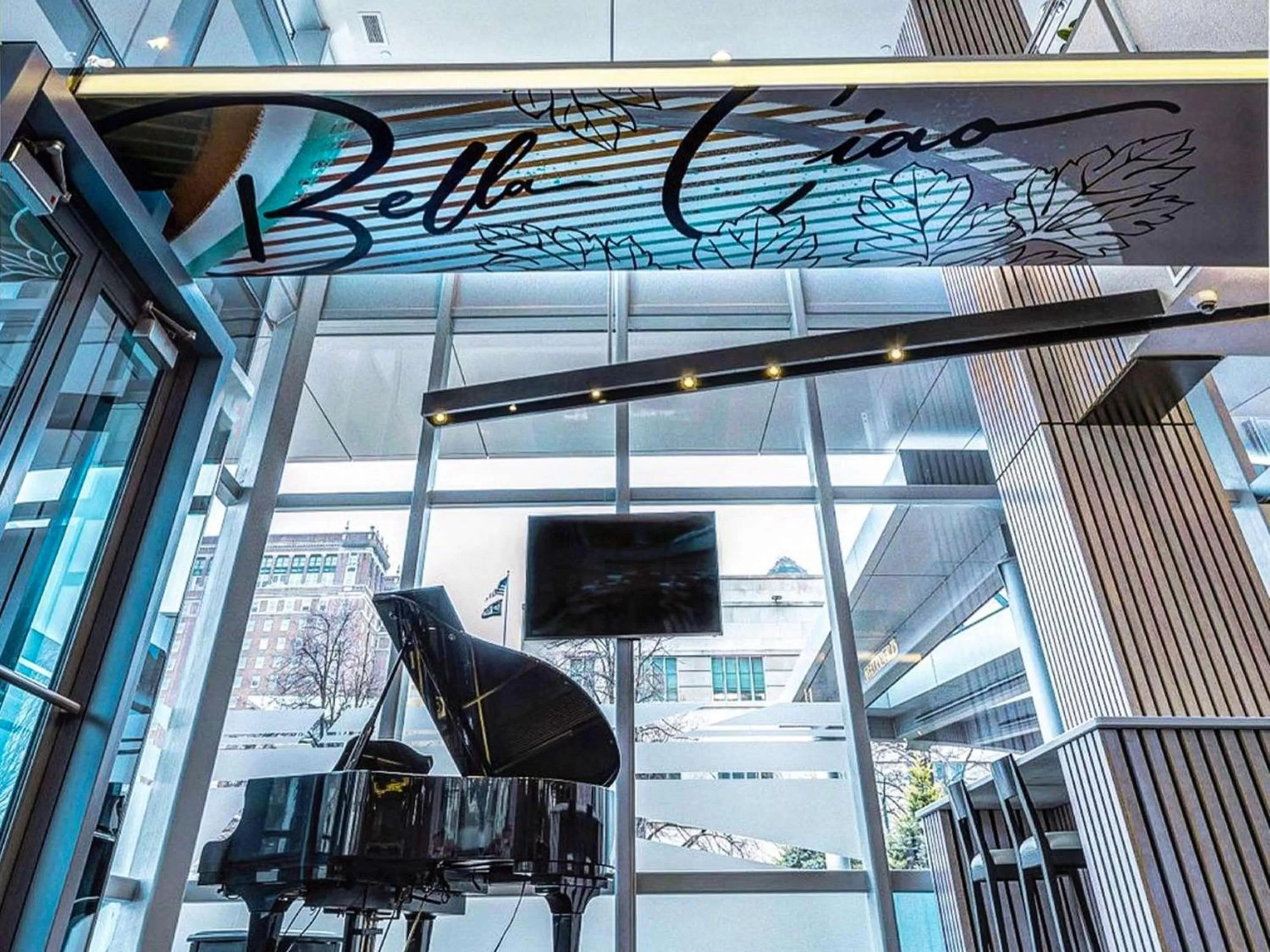 Restaurant/places to eat in Embassy Suites Buffalo