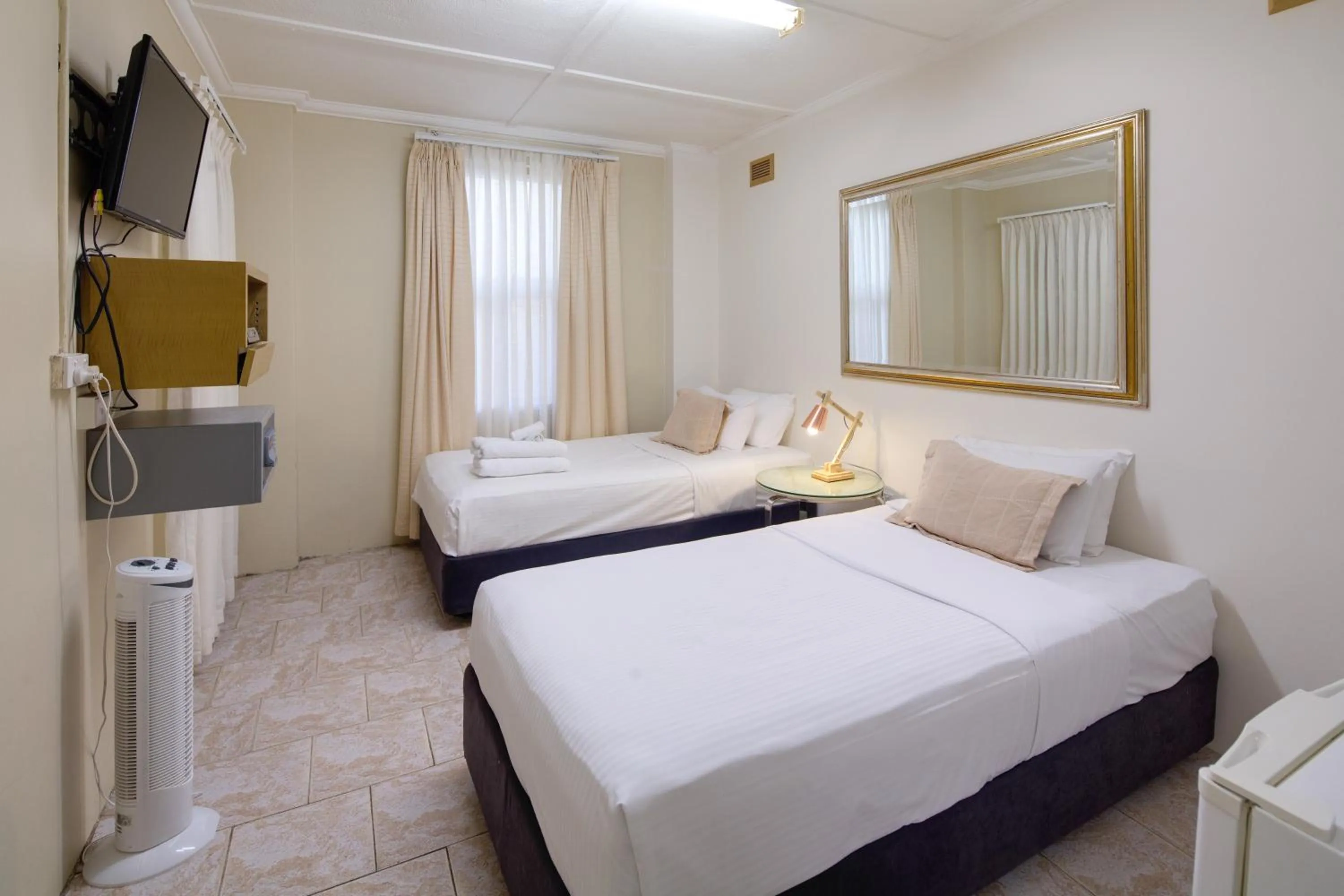 Photo of the whole room, Bed in Neutral Bay Lodge
