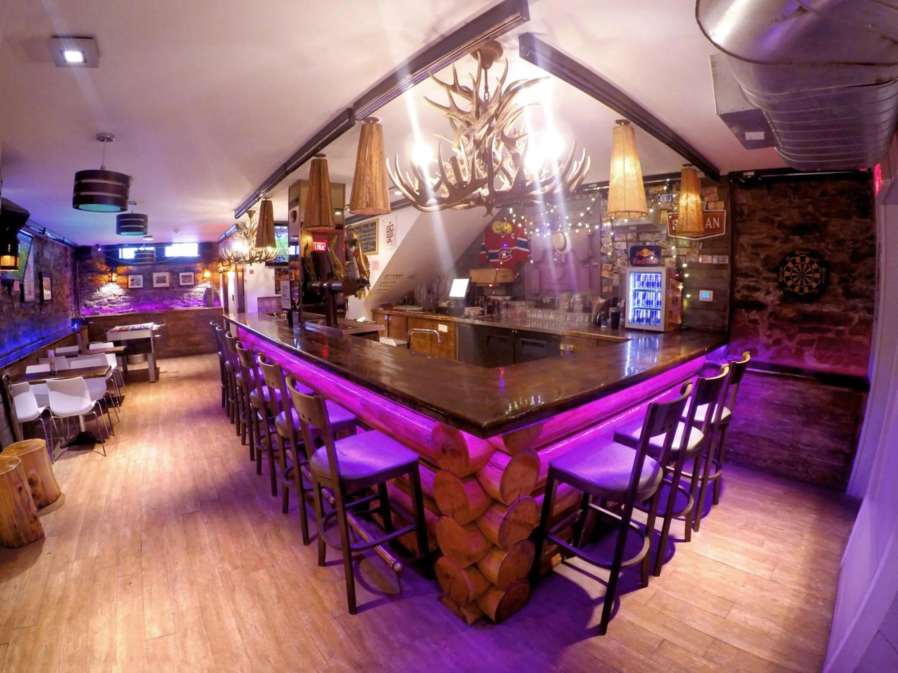 Communal lounge/ TV room in M Montreal Hostel