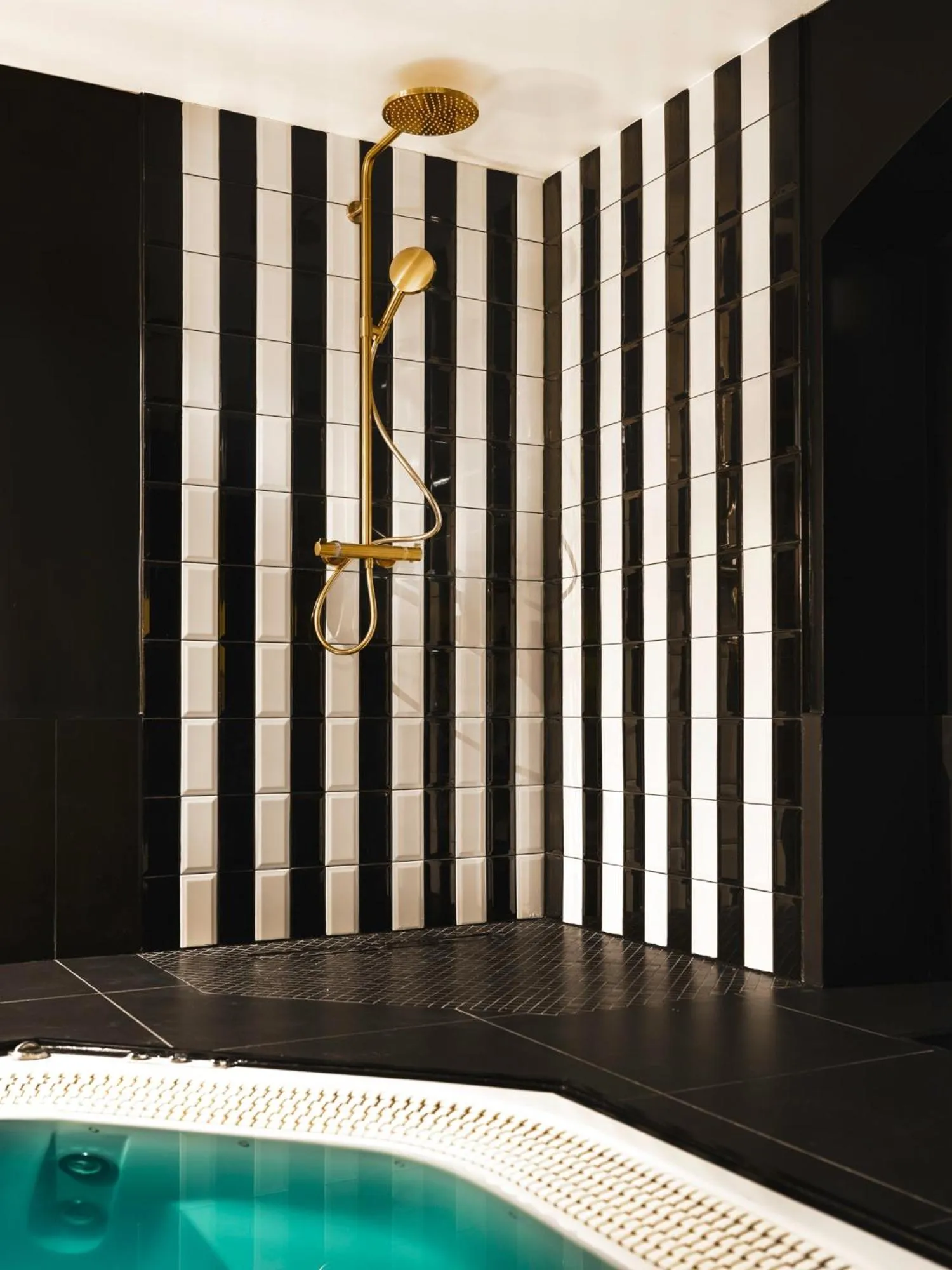 Public Bath in Dandy Hotel & Kitchen