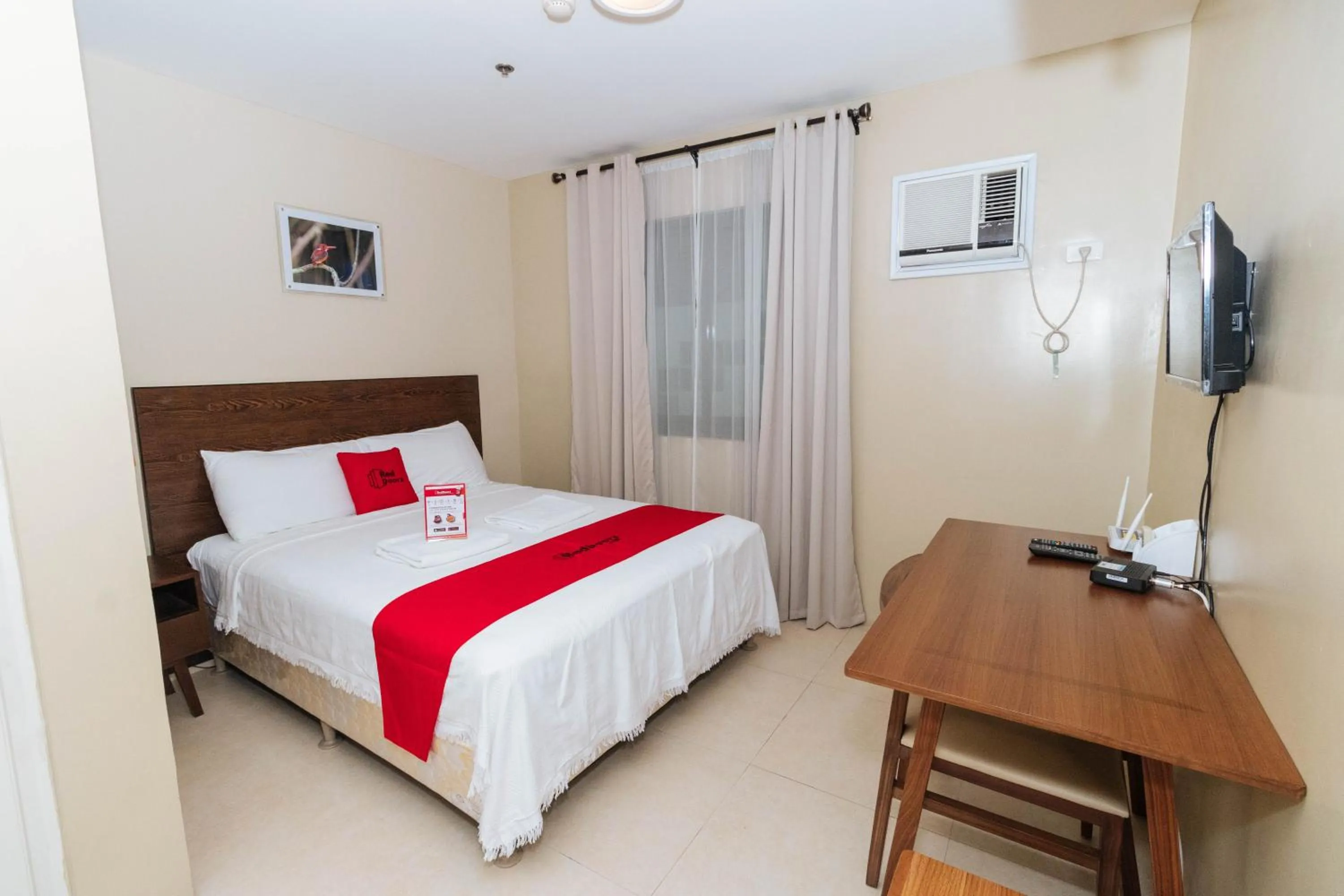 Bed in RedDoorz near Osmena Highway 1