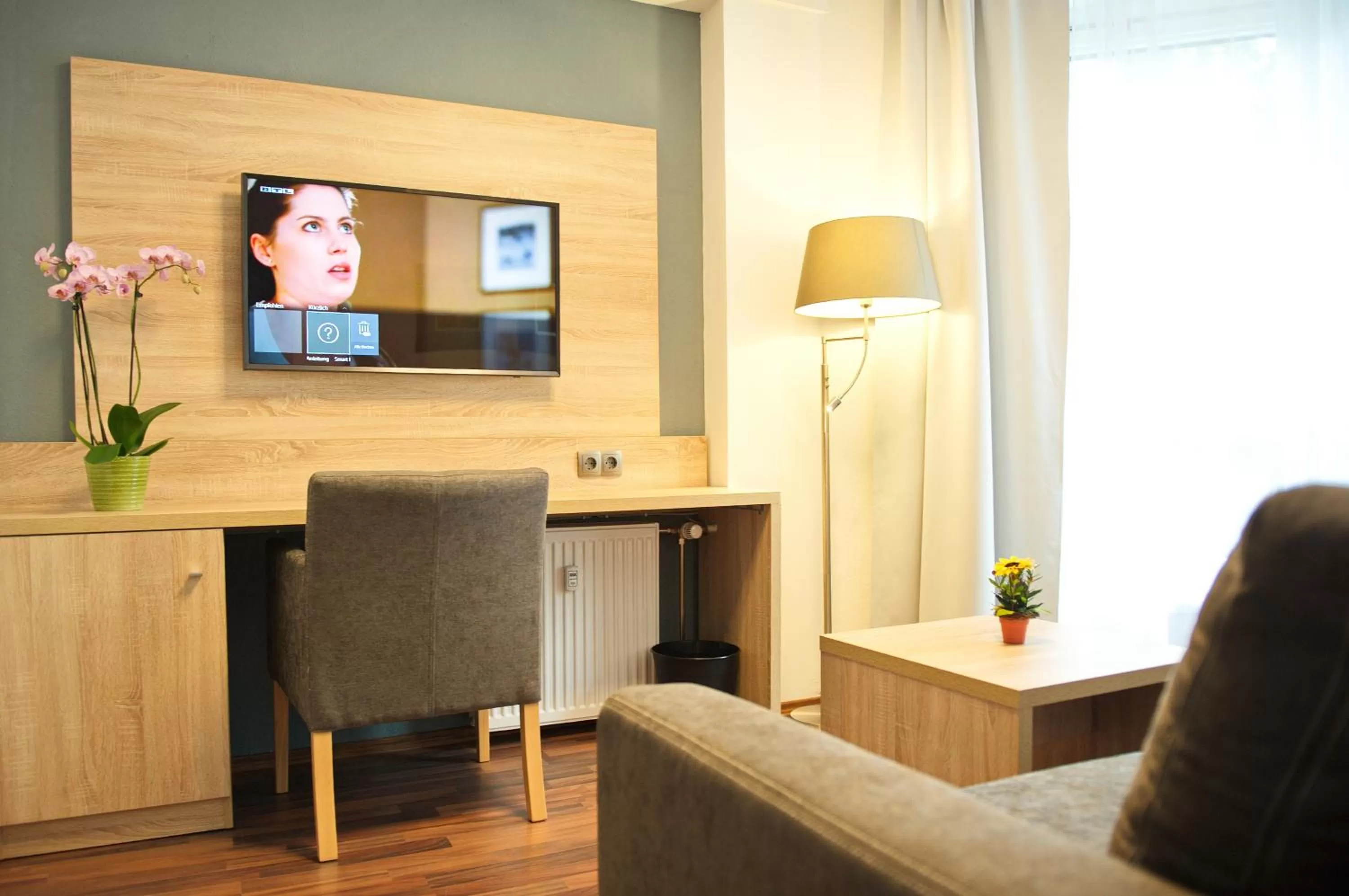 Library, TV/Entertainment Center in BlnCty Hotel