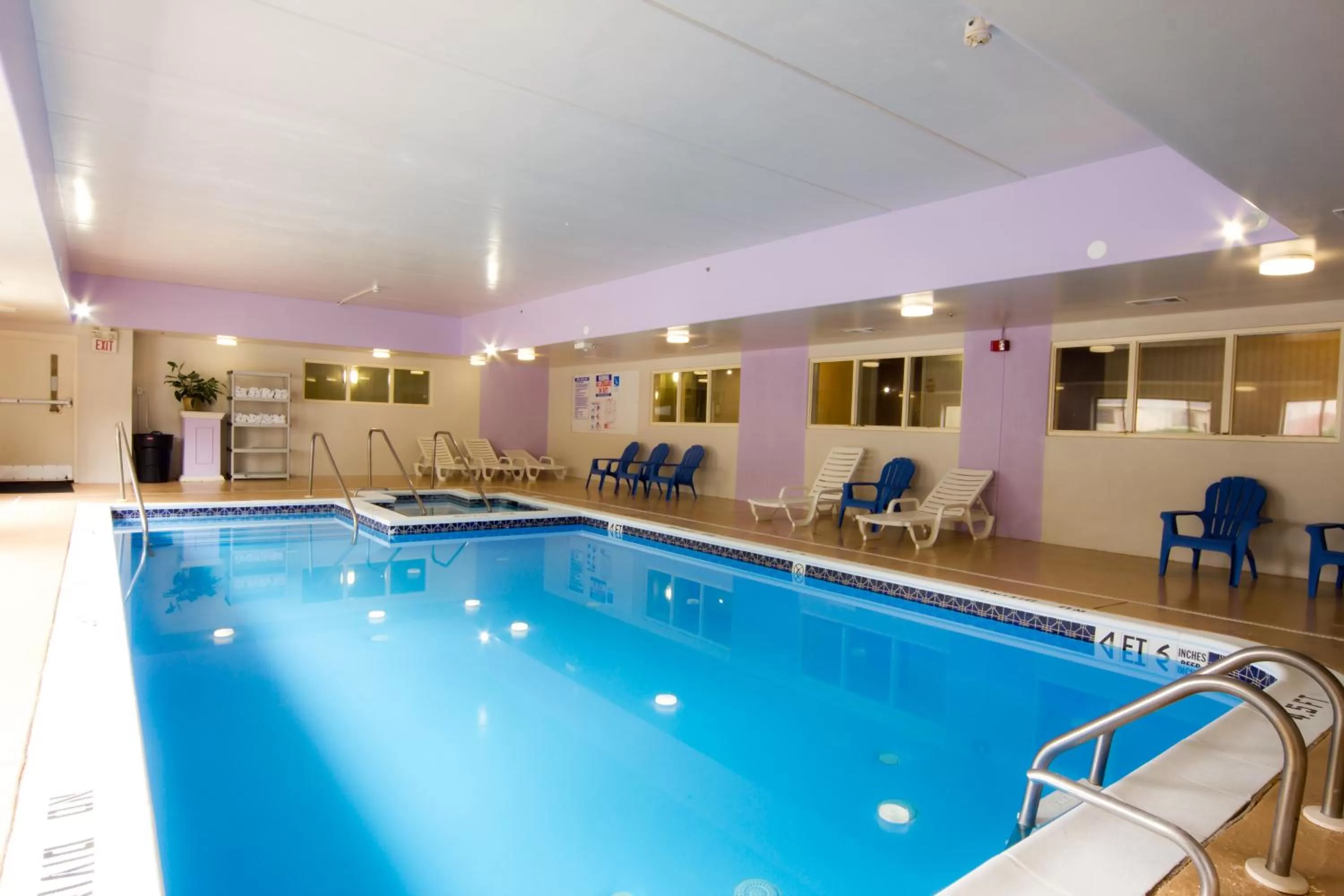 Swimming pool in Howard Johnson by Wyndham Allentown/Dorney Hotel & Suites