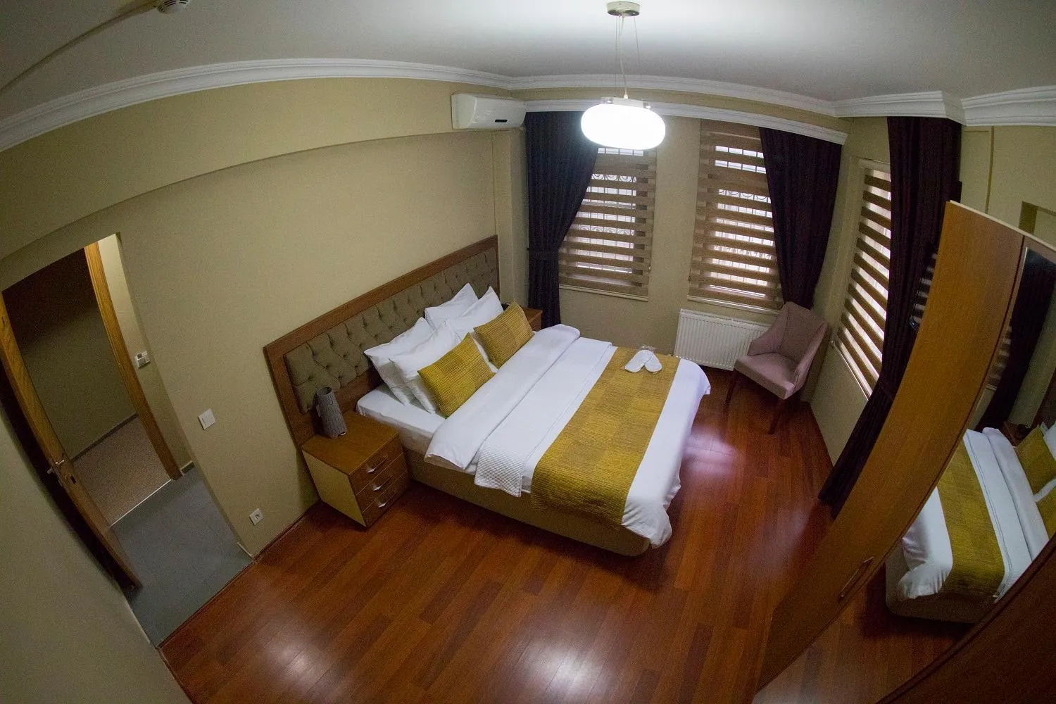 Photo of the whole room, Bed in Ramparts Hotel