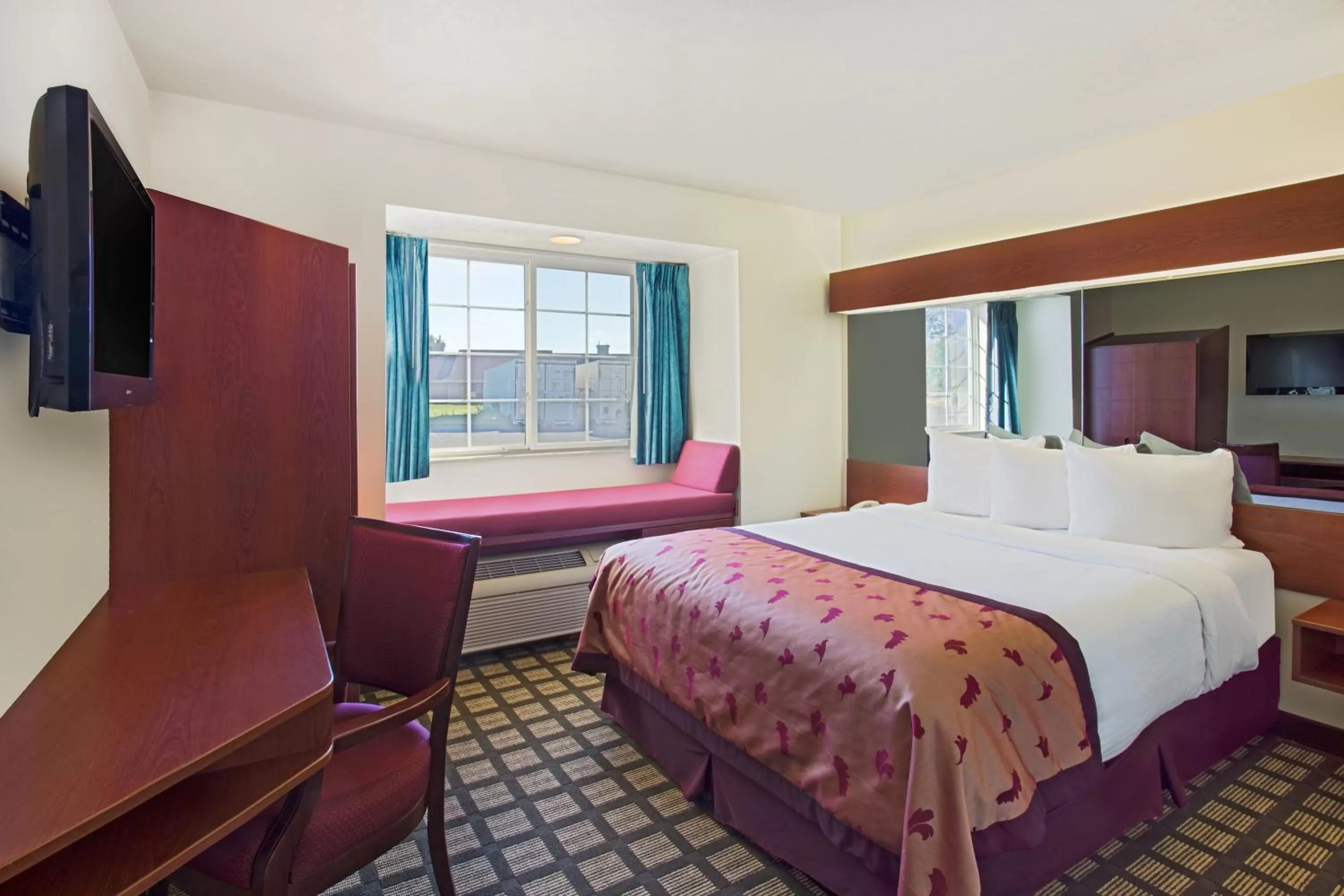 Photo of the whole room, Bed in Microtel Inn & Suites by Wyndham Holland