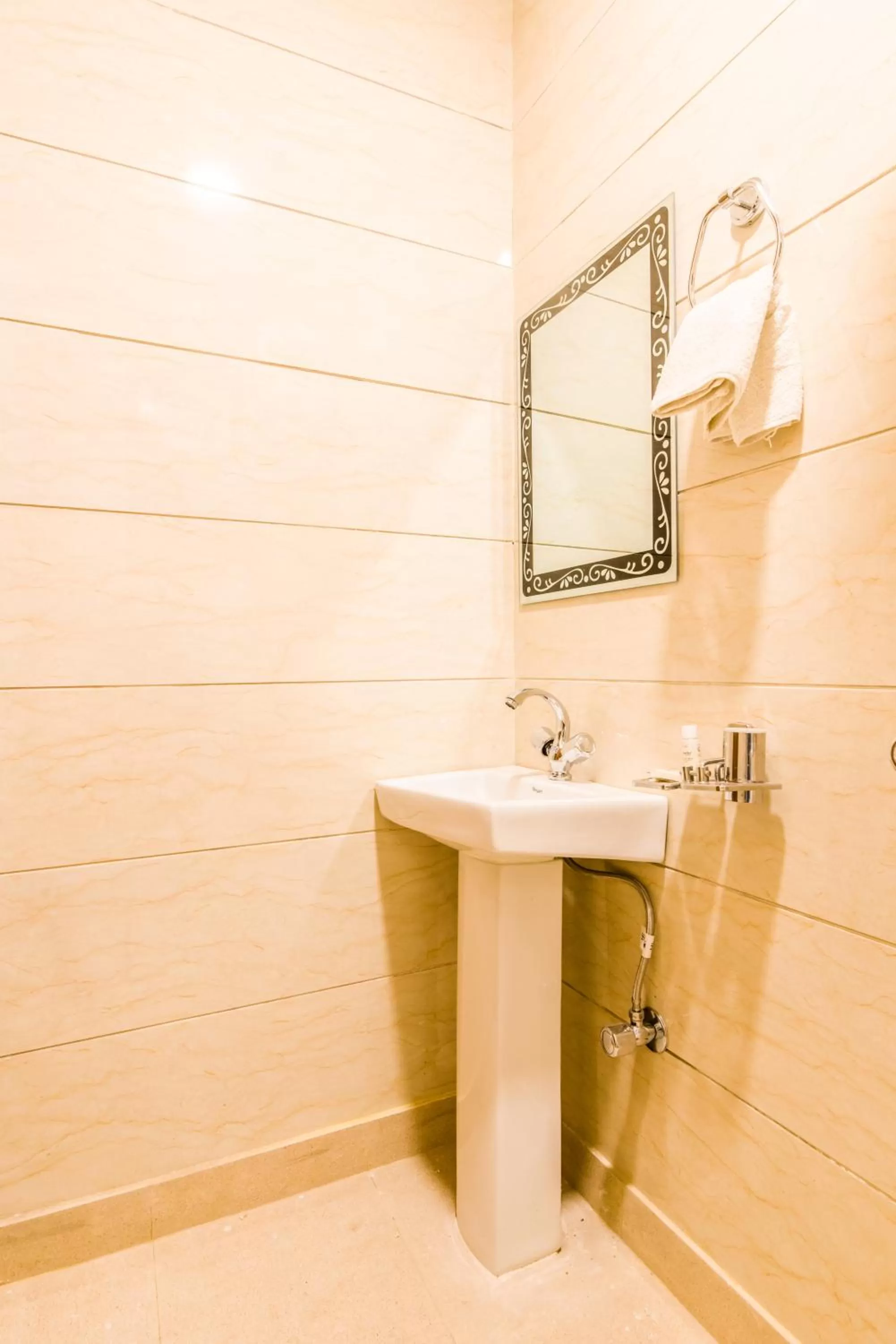 Bathroom in Hotel Festival Mahipalpur At Delhi Airport