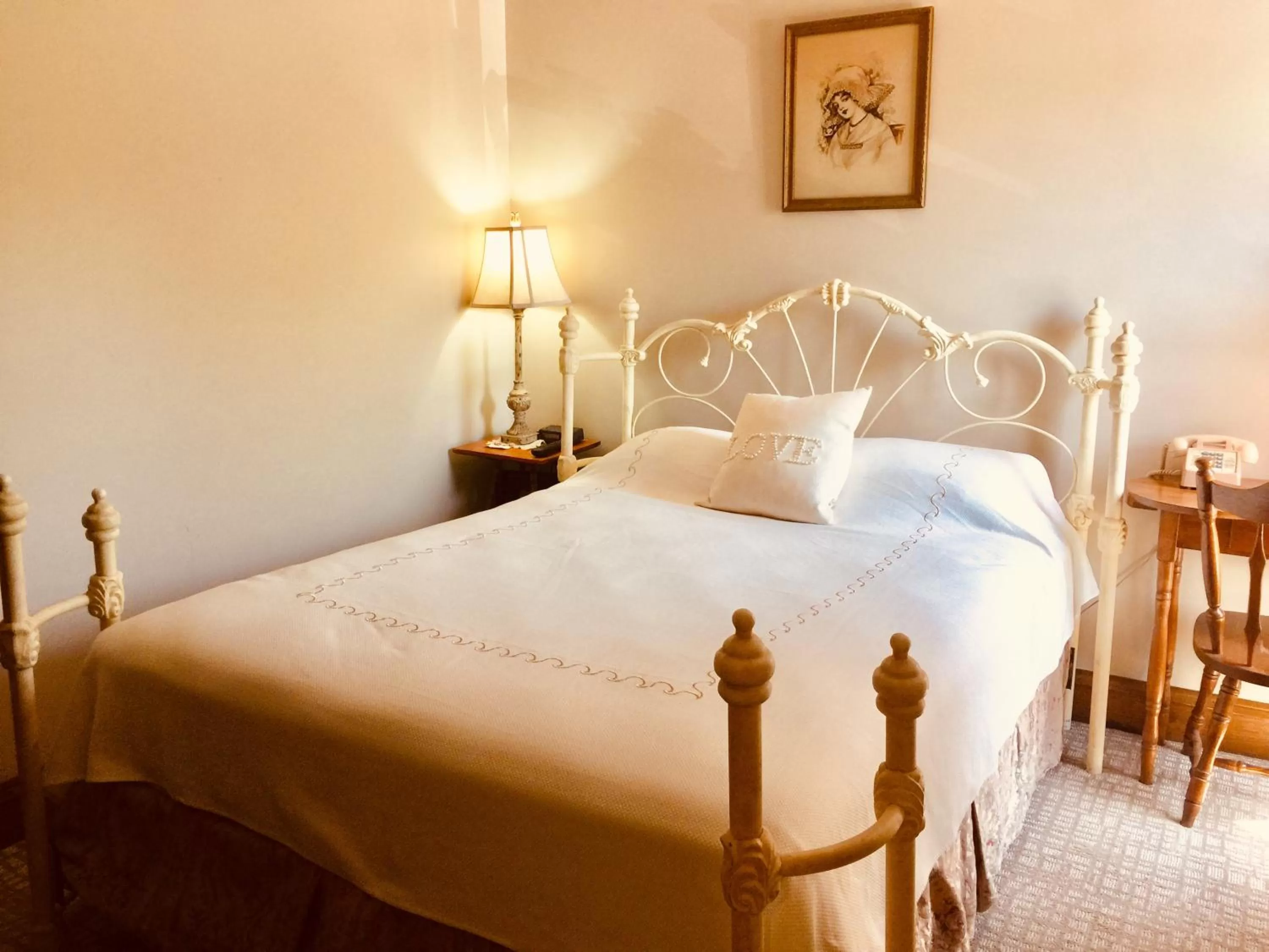 Bed in Afton House Inn