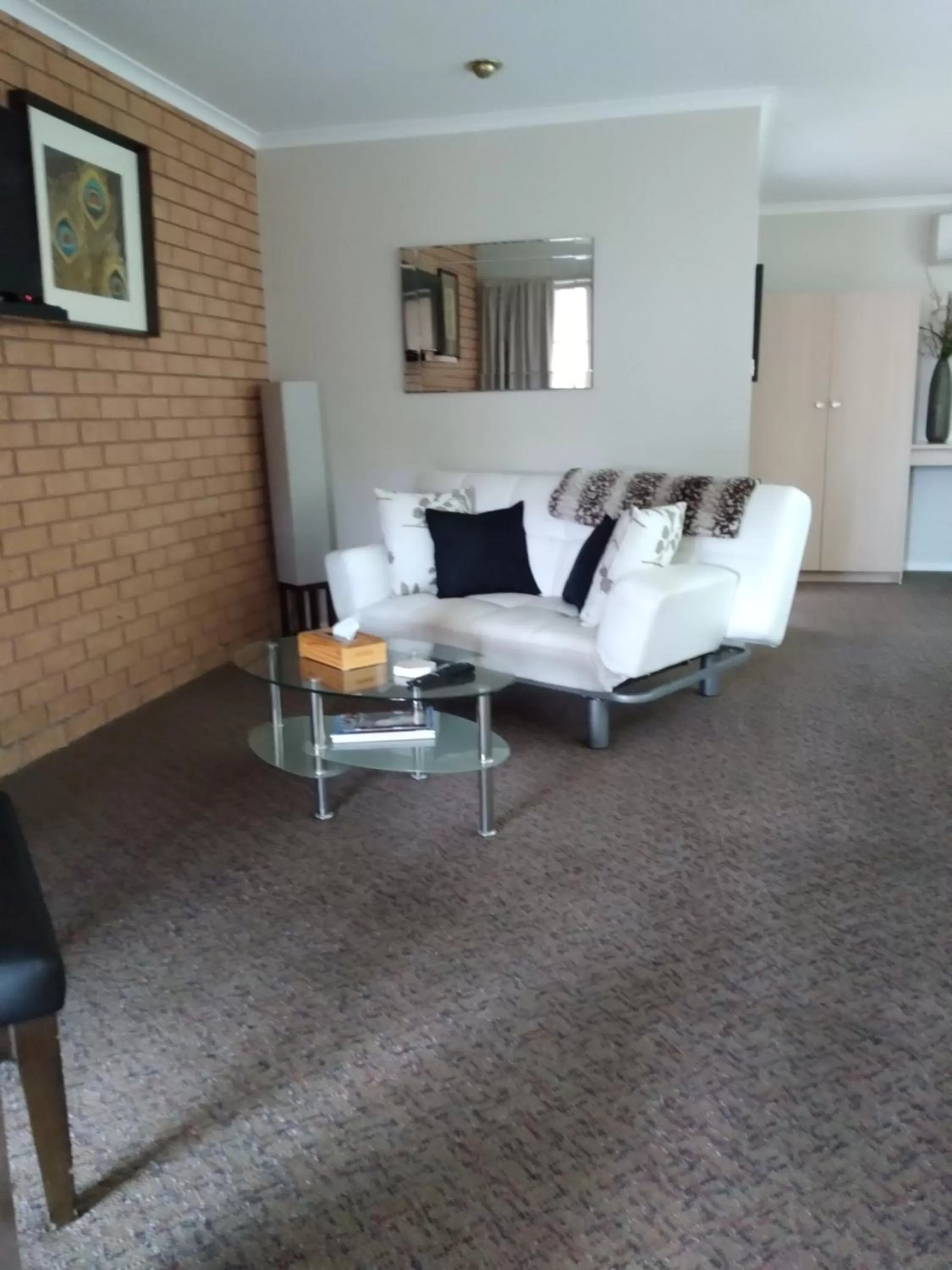 Seating Area in Bristol Hill Motor Inn