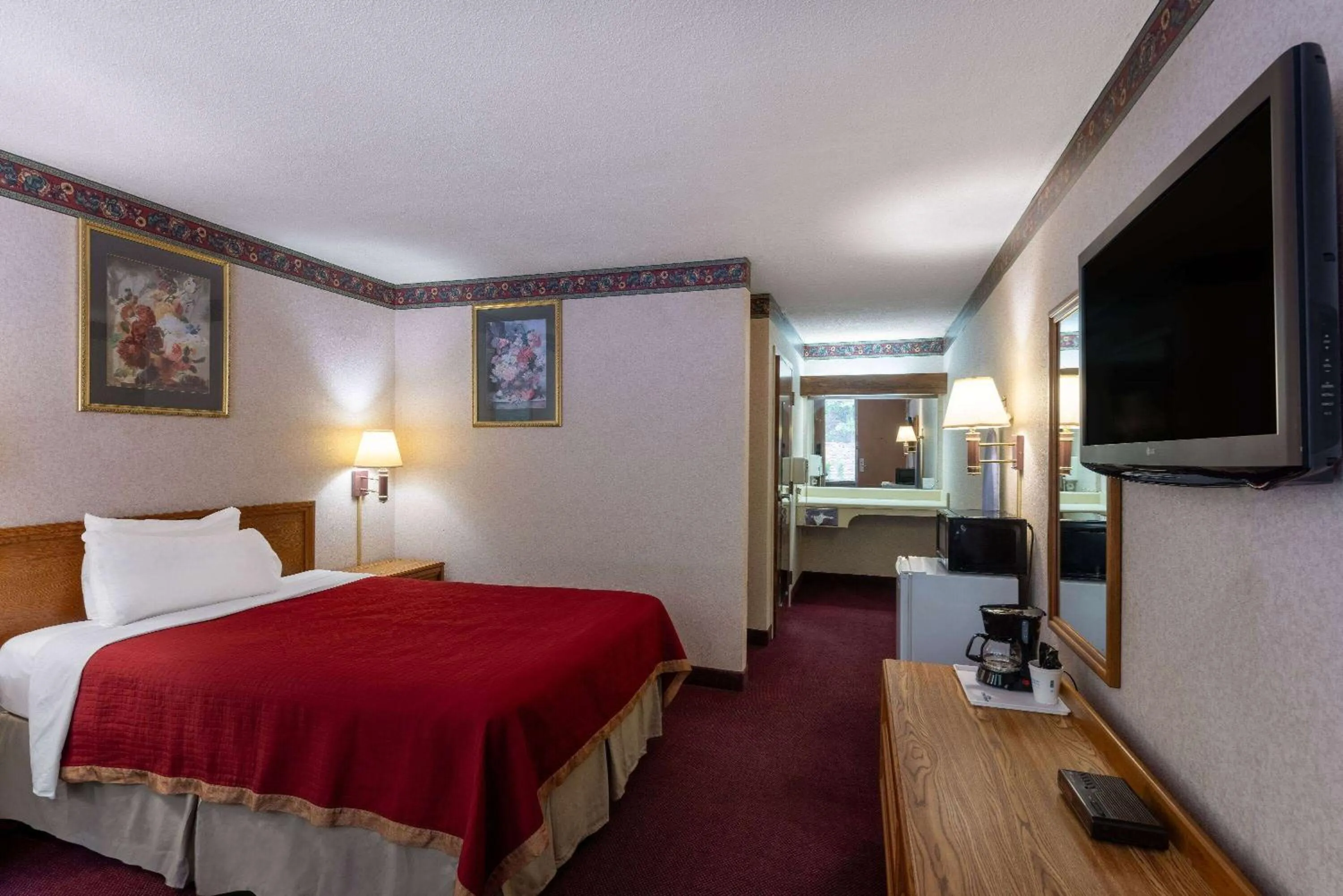 Photo of the whole room, Bed in Howard Johnson by Wyndham Salem Hotel & Conference Center