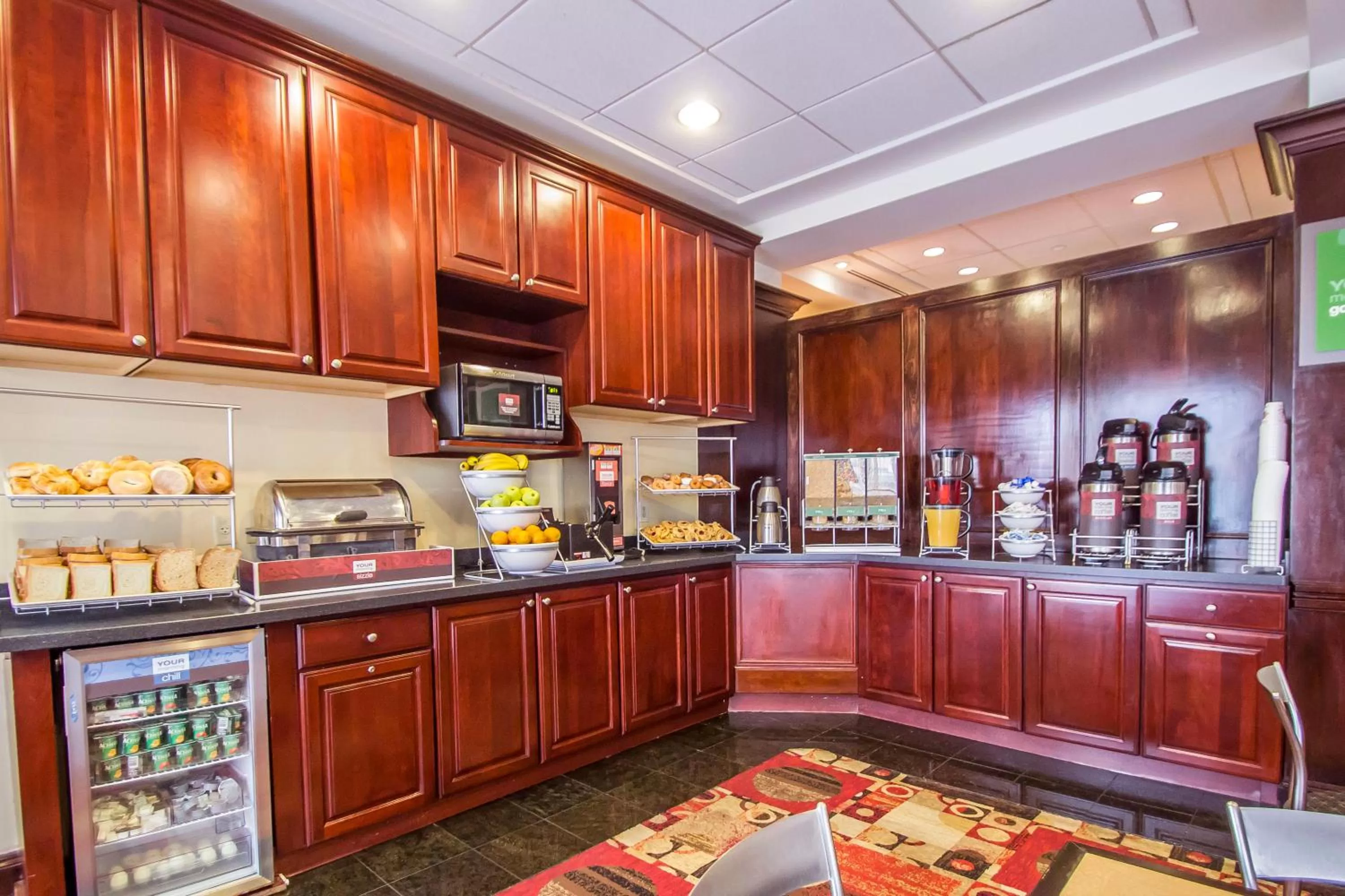 Food and drinks in Comfort Suites at Woodbridge