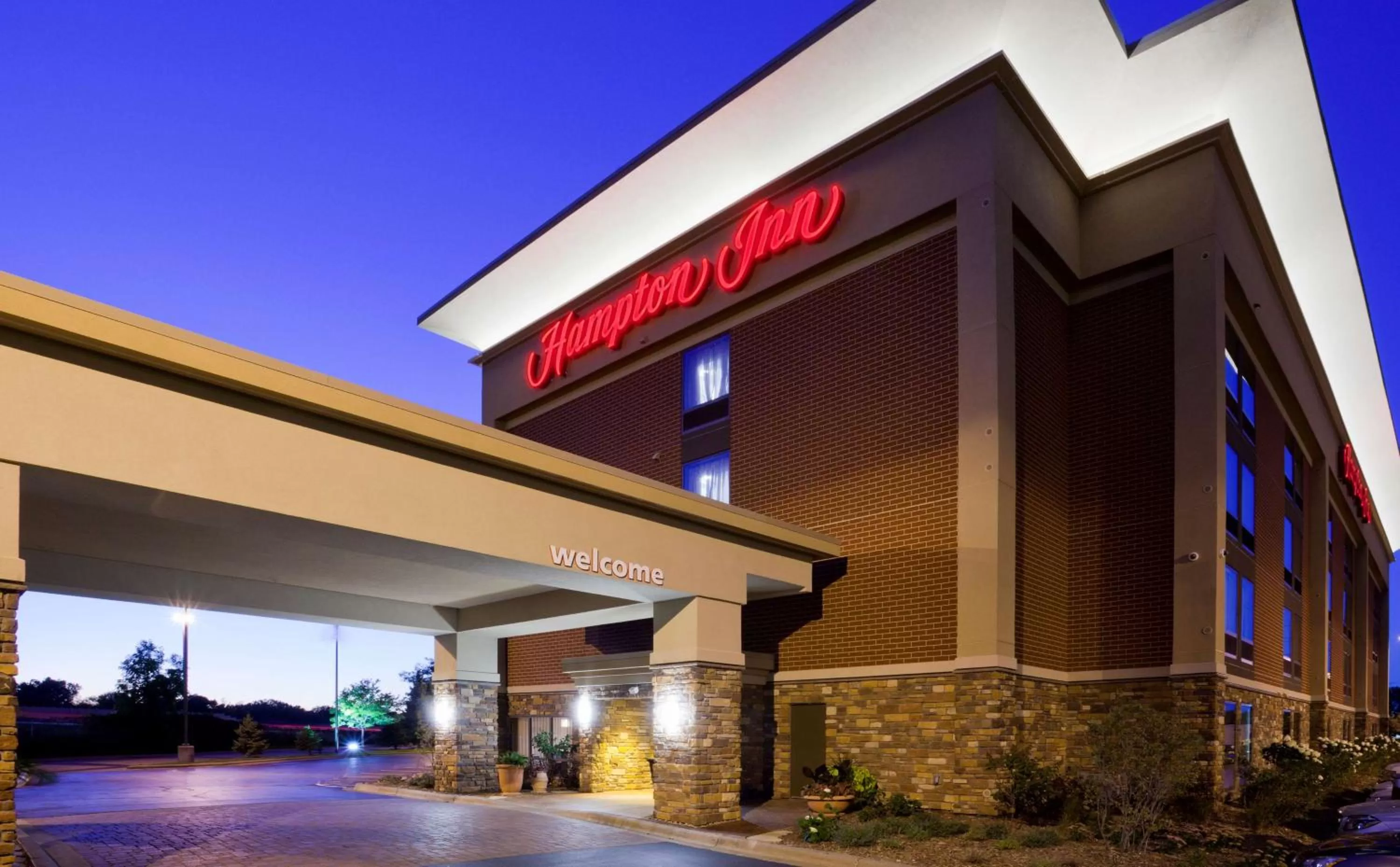 Property building in Hampton Inn Minneapolis Northwest Maple Grove