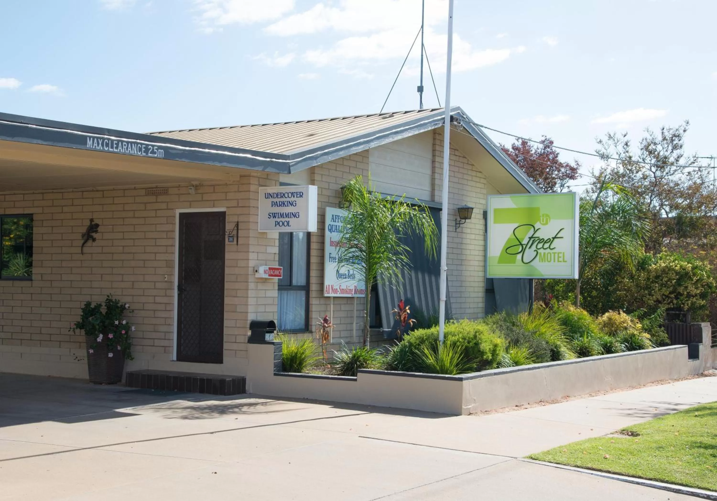 Facade/entrance, Property Building in 7th Street Motel