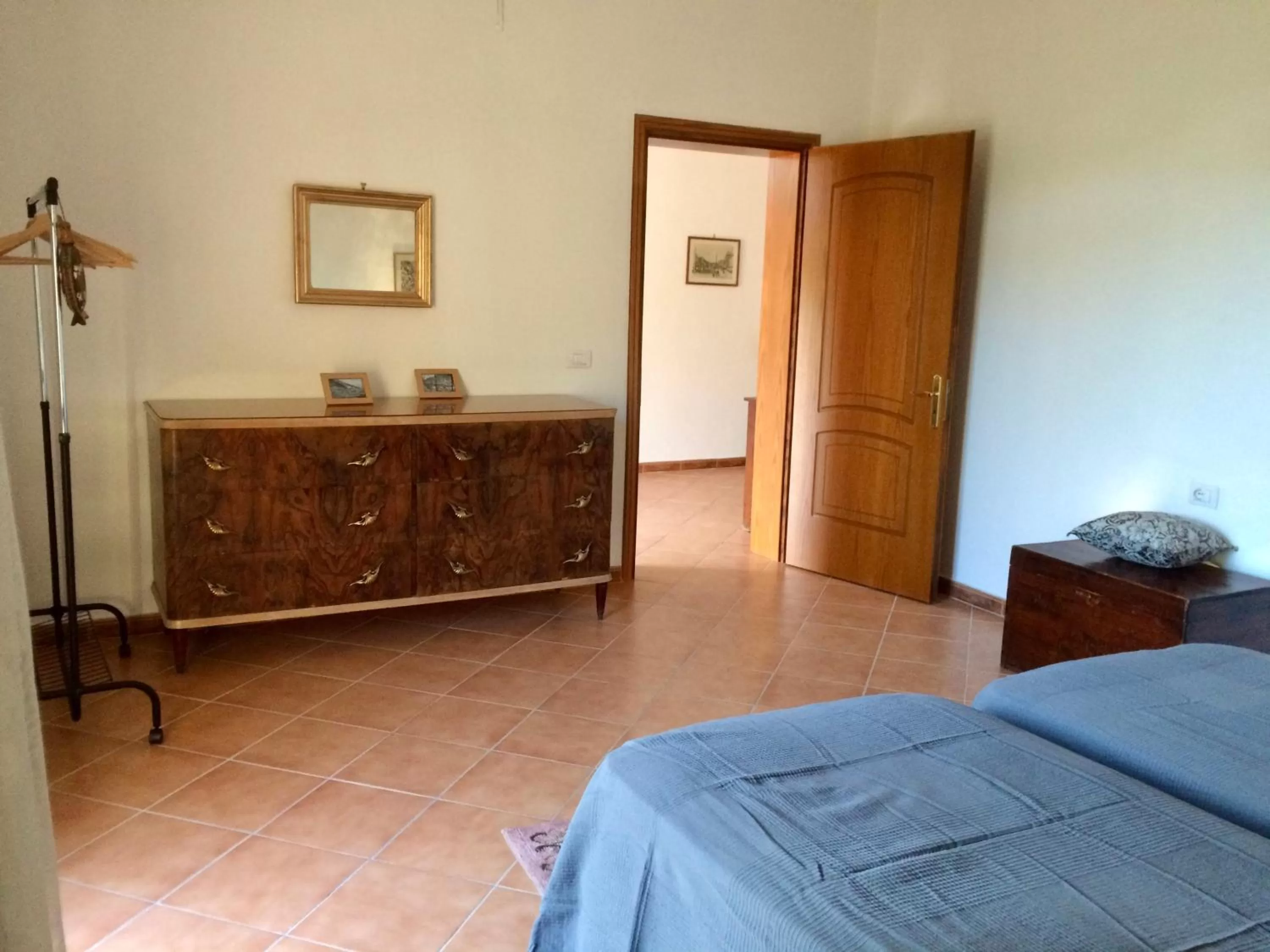 Bedroom, TV/Entertainment Center in Guesthouse Villa Rosa Berat