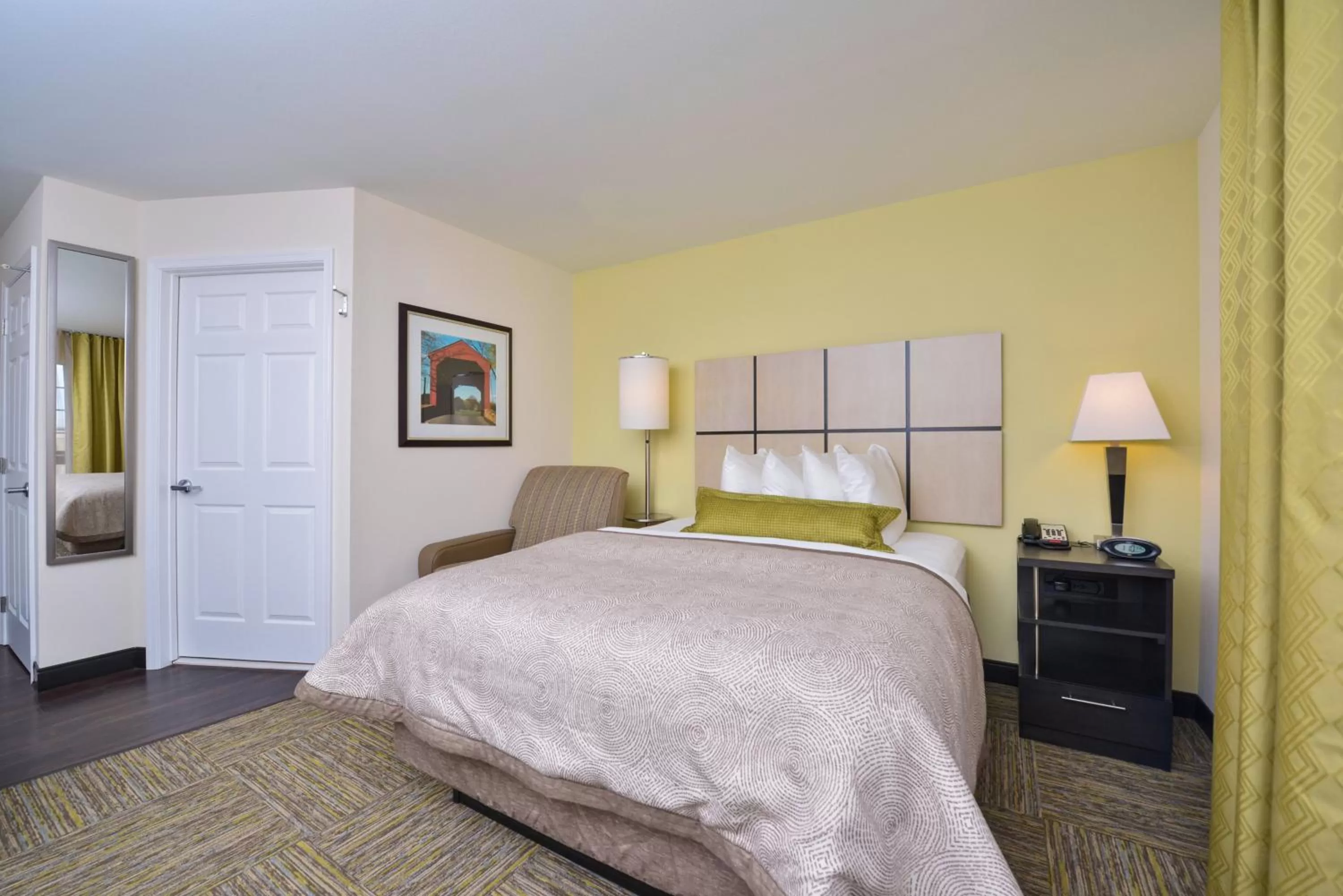 Photo of the whole room, Bed in Candlewood Suites Harrisburg-Hershey by IHG