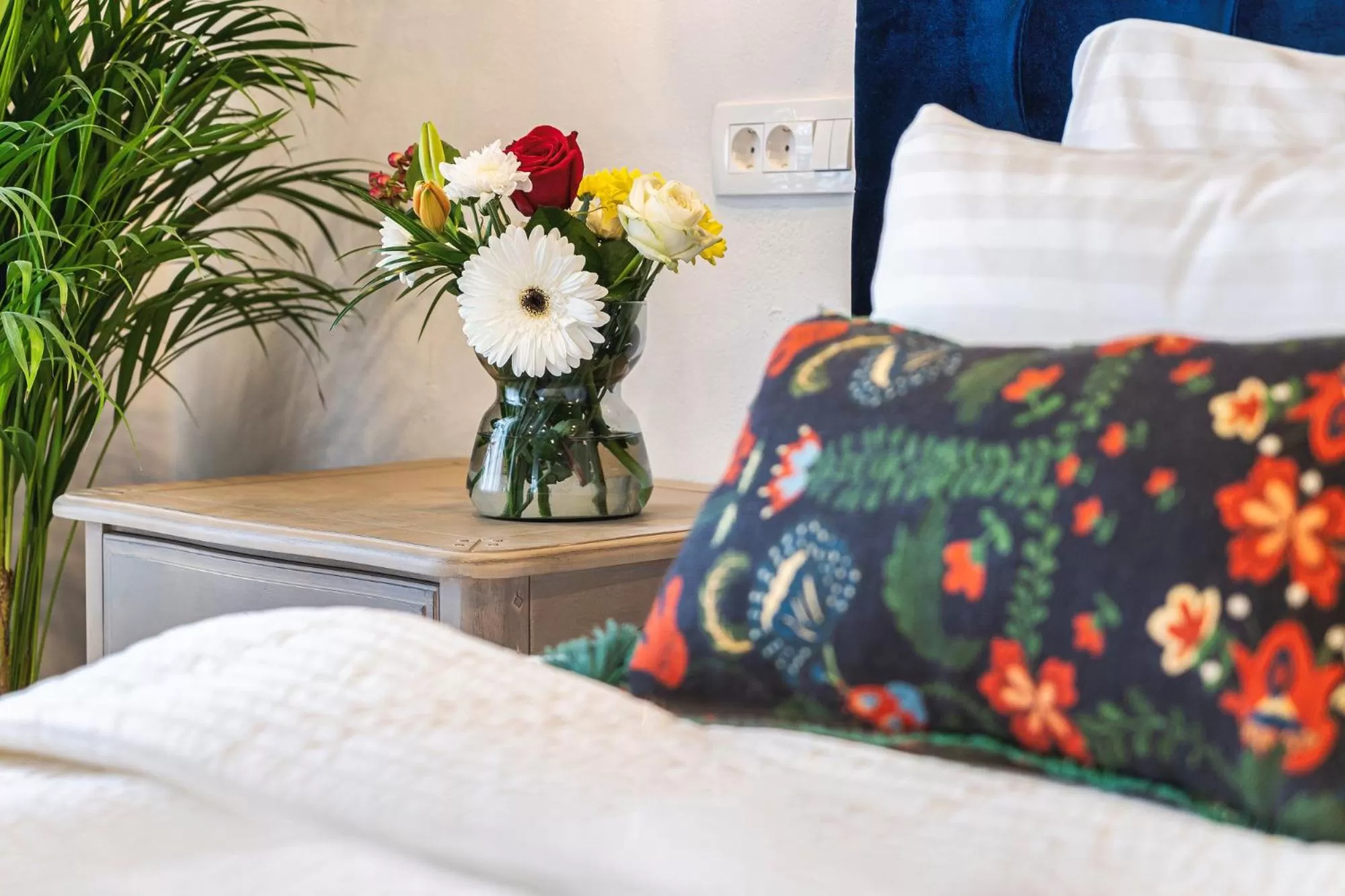 Bed in Nikolas Haus Premium Historic Center Stay & Free Parking